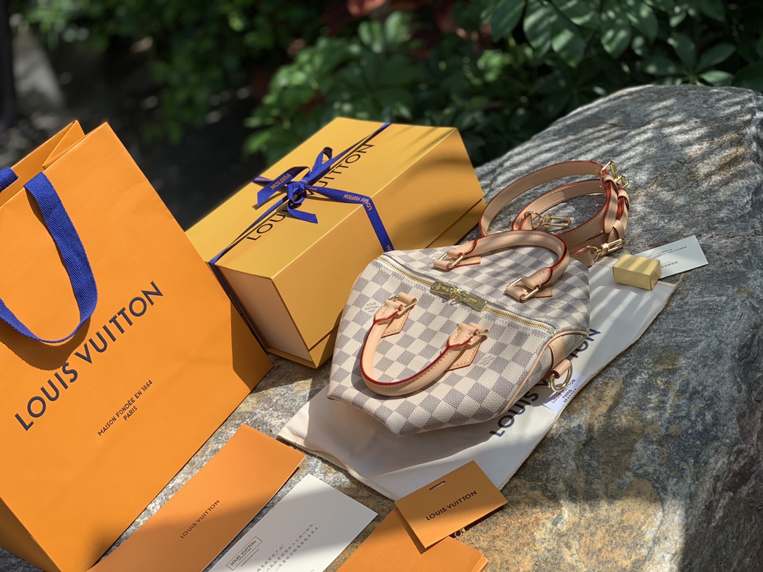 🌼 m41374尺寸25 x 19 x 15 CM 白格。原厂货，秒杀级品质，配全套包装。S🌼Peedy