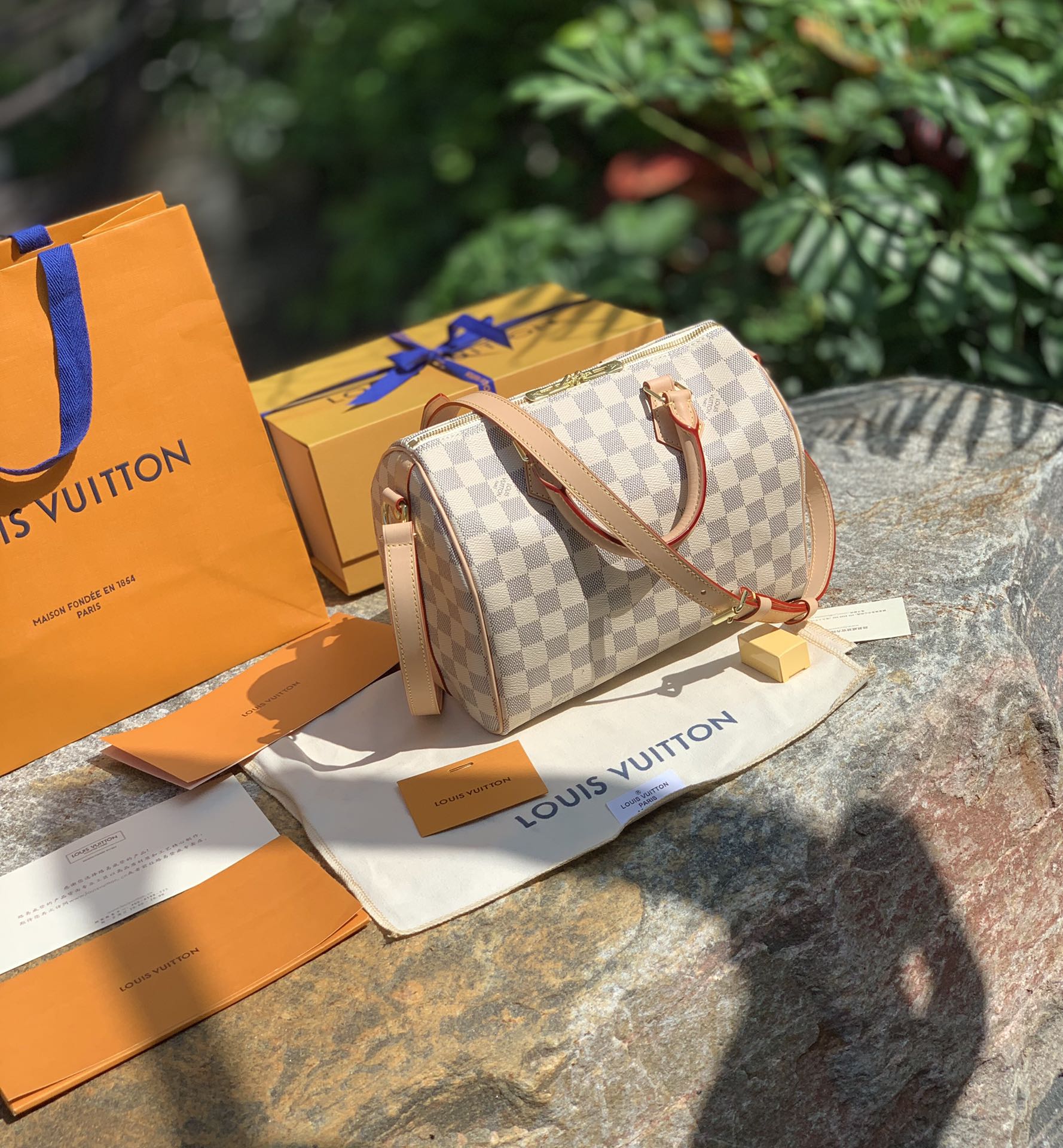 🌼 m41374尺寸25 x 19 x 15 CM 白格。原厂货，秒杀级品质，配全套包装。S🌼Peedy