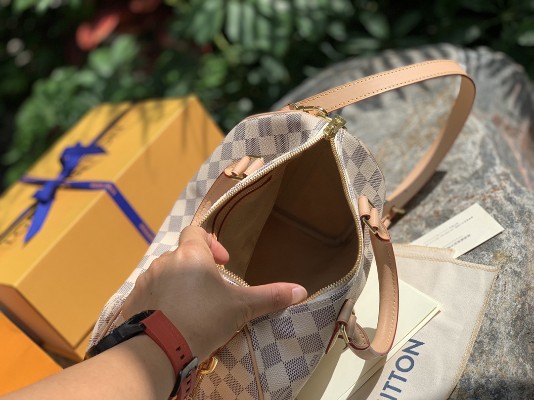 🌼 m41374尺寸25 x 19 x 15 CM 白格。原厂货，秒杀级品质，配全套包装。S🌼Peedy