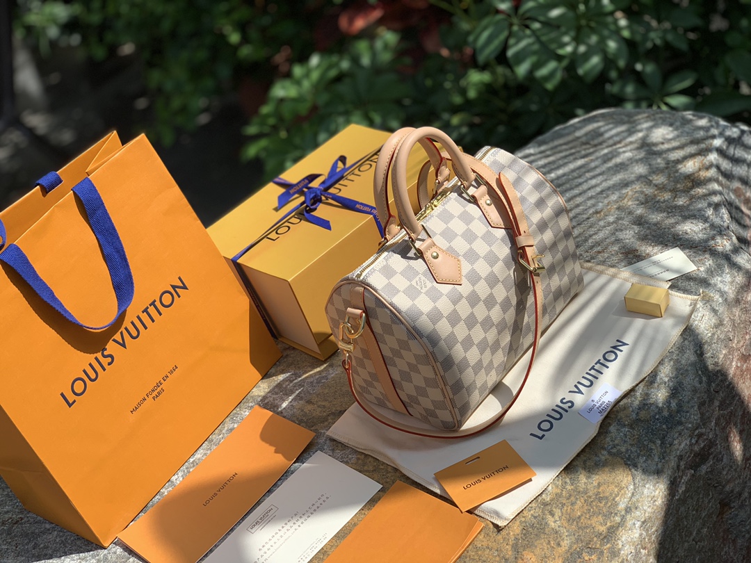 🌼 m41374尺寸25 x 19 x 15 CM 白格。原厂货，秒杀级品质，配全套包装。S🌼Peedy