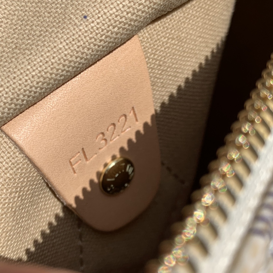 🌼 m41374尺寸25 x 19 x 15 CM 白格。原厂货，秒杀级品质，配全套包装。S🌼Peedy