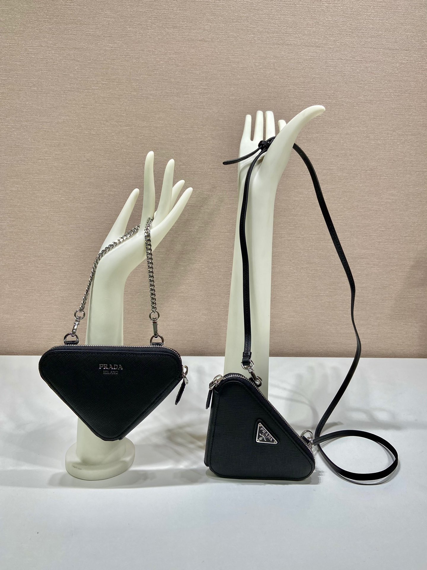 NO:671063,, P’s new product debut, twin triangle bag model 1NR015, size 15*10*5cm. This two-in-one twin bag has a very unique design and can be disassembled into 2 bags. It’s perfect. One can be carried in hand and the other can be worn cross-body. It can also be combined. It is another hot new product. If you like babies, hurry up and get it, Prada, prada19860909,P家新品首发,双子三角包型号1NR015,尺寸15*10*5cm 这款二合一双子包设计非常独特,又可拆开变成2个包包,太完美了,一个可手提,一个可斜挎.也可以结合又是一款火爆新品喜欢宝宝们,赶紧入手吧,普拉达,prada,欧美剧