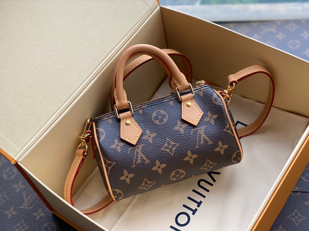 NO:176747,【Duty-free all-steel series Exclusive boutique M81085】 NANO SEEDY New Pillow Bag Presbyterian Nano Seedy handbag made of classic revamped Monogram canvas exudes the ultimate femininity and is ideal for carrying daily necessities. This handbag is the perfect mini version of the prototype Seedy handbag, with exquisite stitching and extremely lightweight, with adjustable straps and removable Size 16.0 x 11.0 x 9.0 cm,19860909【 免税全钢系列 独家精品 M81085】 NANO SEEDY 新版枕头包老花 以经典改版的Monogram帆布制成的Nano Seedy手袋,散发极致女人味,是您携带日常用品的理想之选.这款手袋是原型Seedy手袋的完美迷你版,缝线精致,轻盈无比,肩带可调节、可拆卸 尺寸 16.0 x 11.0 x 9.0 cm,,Bag