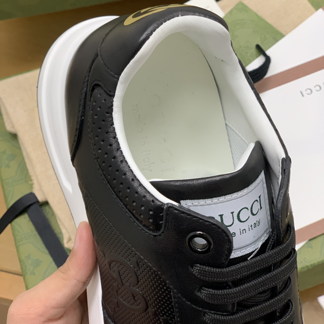 GUCCI古驰   采用黑色字母压花，透过后跟金色的双Ｇlogo男士运动跑鞋