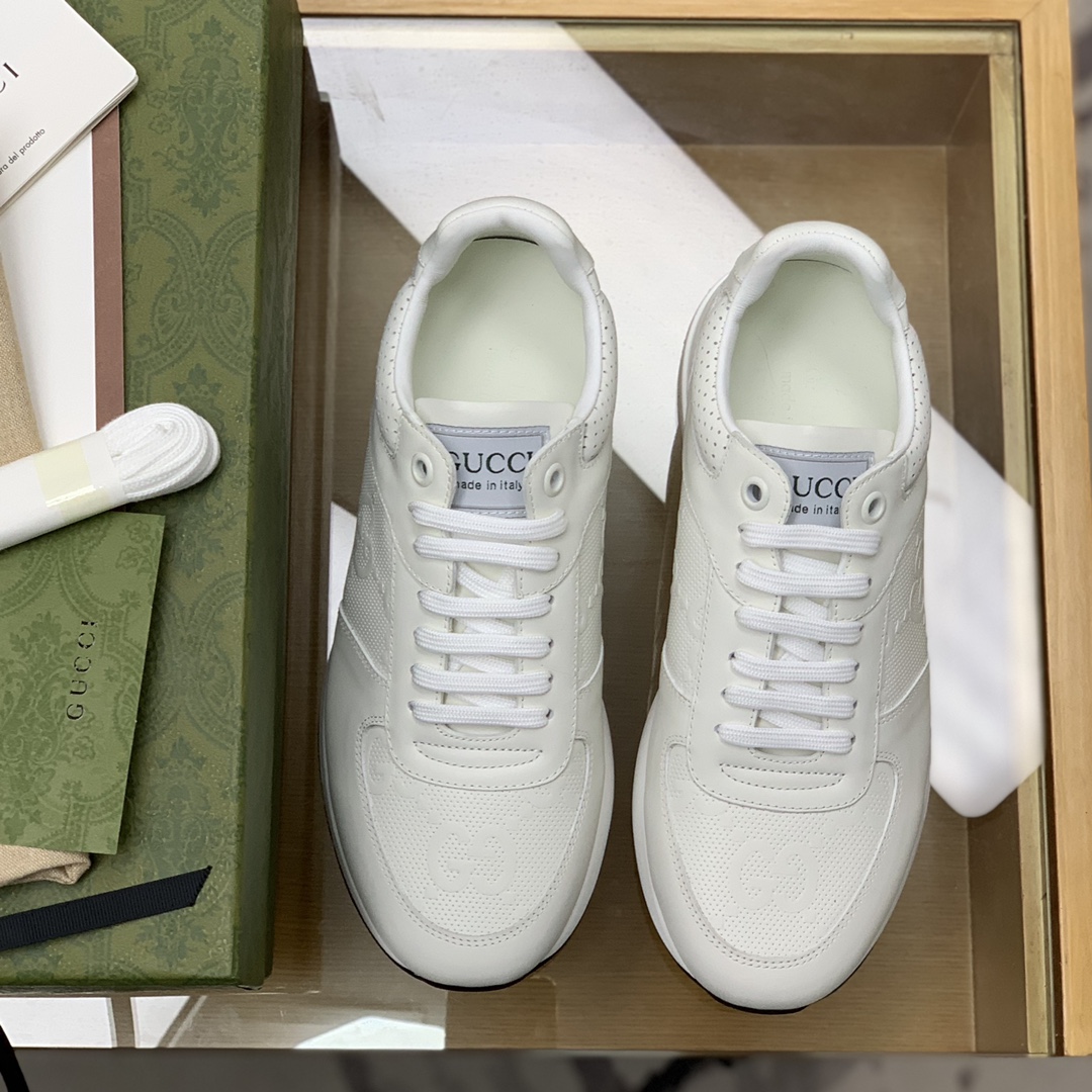 GUCCI古驰   采用黑色字母压花，透过后跟金色的双Ｇlogo男士运动跑鞋