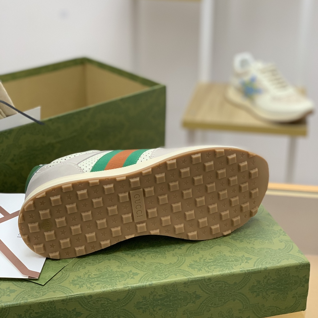 GUCCI古驰   采用牛皮，以红绿织带男士运动跑鞋