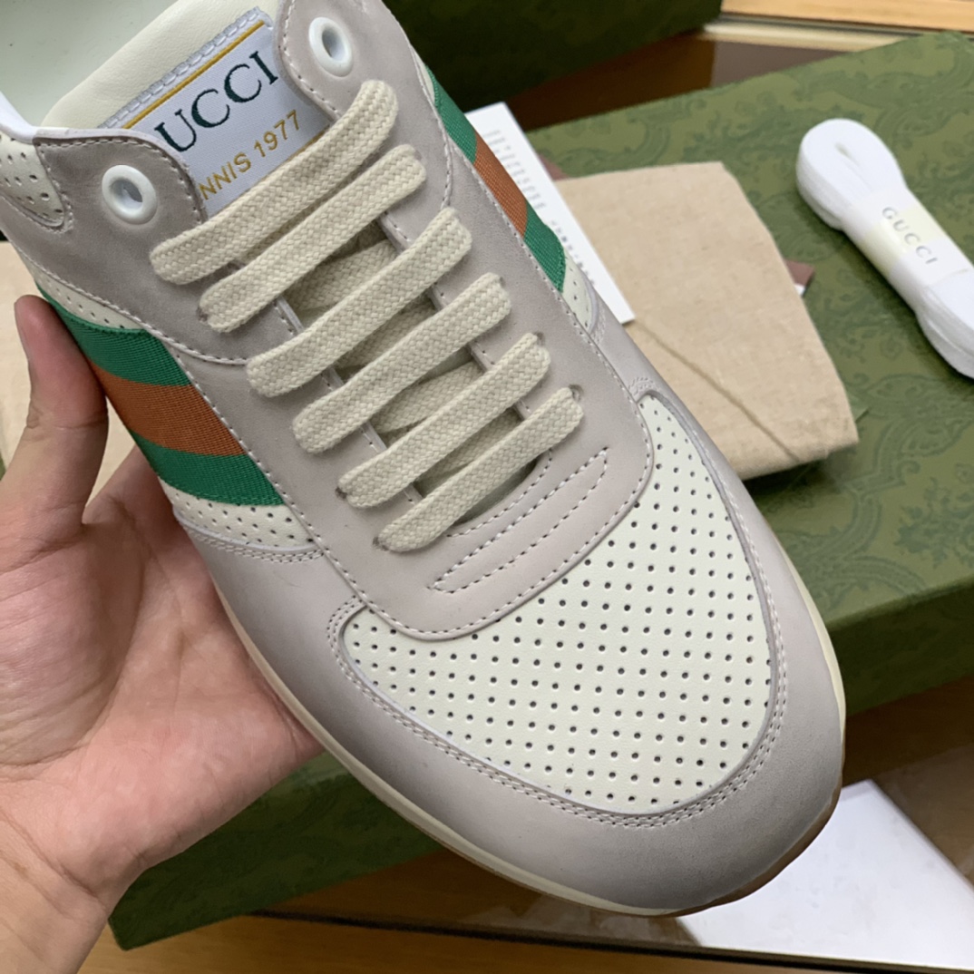 GUCCI古驰   采用牛皮，以红绿织带男士运动跑鞋