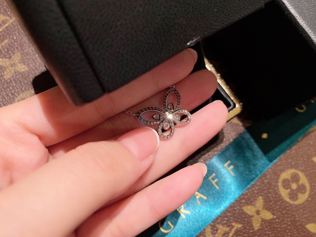 。18*14mm，14*12mm
幻影蝴蝶·做镂空仙子能够成就你成为高级仙子🧚‍♀️的设计✨✨✨镂空蝴蝶