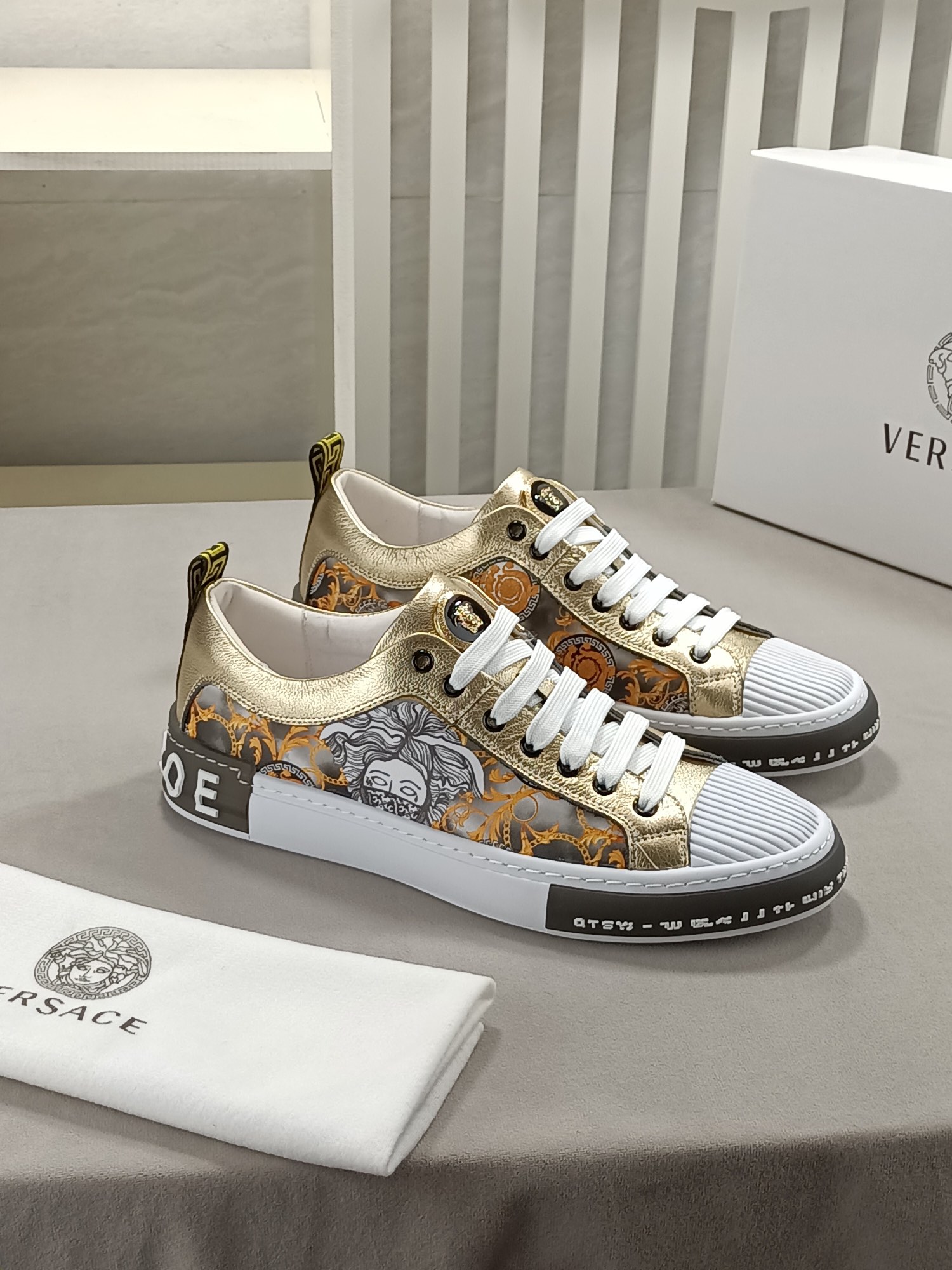 I0 范思哲前卫百搭时尚男鞋私版开模，牛皮面拼接范思哲专用材料，透气头层猪里✊✊时尚干脆、大气个性更潮更抢眼更追求档次，它将颠覆旧念，与您共度时尚潮人必备! 必自留 ! 高大上的舒适大低，高端品质做工。