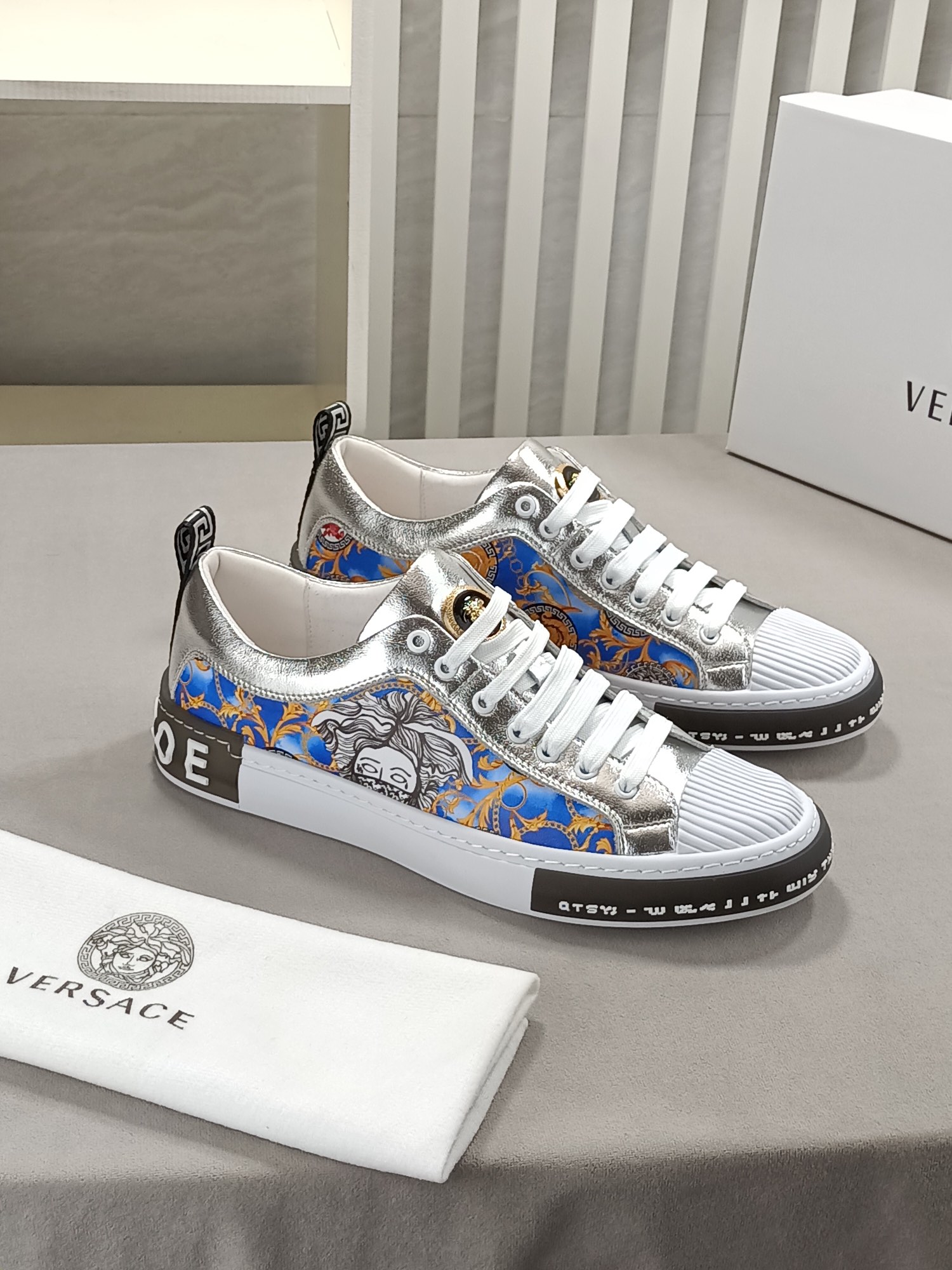 I0 范思哲前卫百搭时尚男鞋私版开模，牛皮面拼接范思哲专用材料，透气头层猪里✊✊时尚干脆、大气个性更潮更抢眼更追求档次，它将颠覆旧念，与您共度时尚潮人必备! 必自留 ! 高大上的舒适大低，高端品质做工。