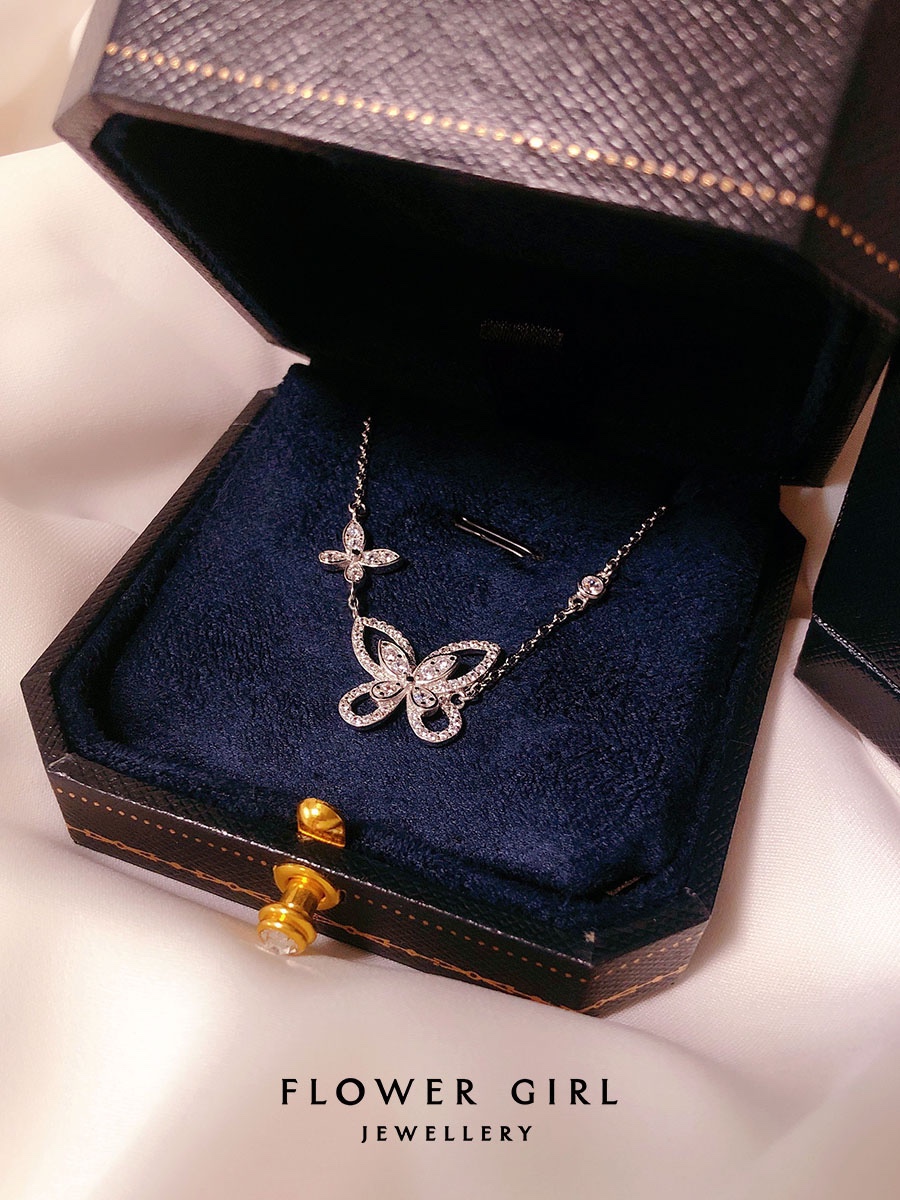 批发价💰165
⁣双重奏蝴蝶幻影项链，采用925银材质，高端仿真钻勾勒真挚的爱 💎优雅的蝴蝶幻影钻石项链描绘蝴蝶的优美轮廓，闪烁的密镶美钻勾勒出翅膀的线条。密镶美钻交织出中央的第二只蝴蝶🦋
两层巧手镶钻，令首饰倍添立体。
蝴蝶在格拉夫历史上一直扮演举足轻重的角色，并为设计师带来无数启迪。
蝴蝶幻影系列带来缀以经典格拉夫蝴蝶图案的最新设计。