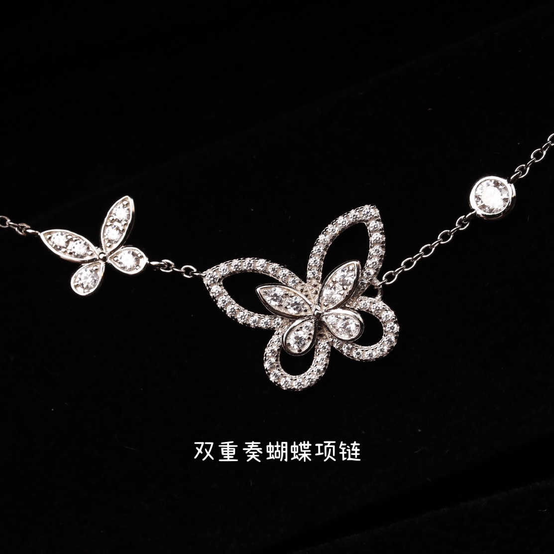 批发价💰165
⁣双重奏蝴蝶幻影项链，采用925银材质，高端仿真钻勾勒真挚的爱 💎优雅的蝴蝶幻影钻石项链描绘蝴蝶的优美轮廓，闪烁的密镶美钻勾勒出翅膀的线条。密镶美钻交织出中央的第二只蝴蝶🦋
两层巧手镶钻，令首饰倍添立体。
蝴蝶在格拉夫历史上一直扮演举足轻重的角色，并为设计师带来无数启迪。
蝴蝶幻影系列带来缀以经典格拉夫蝴蝶图案的最新设计。
