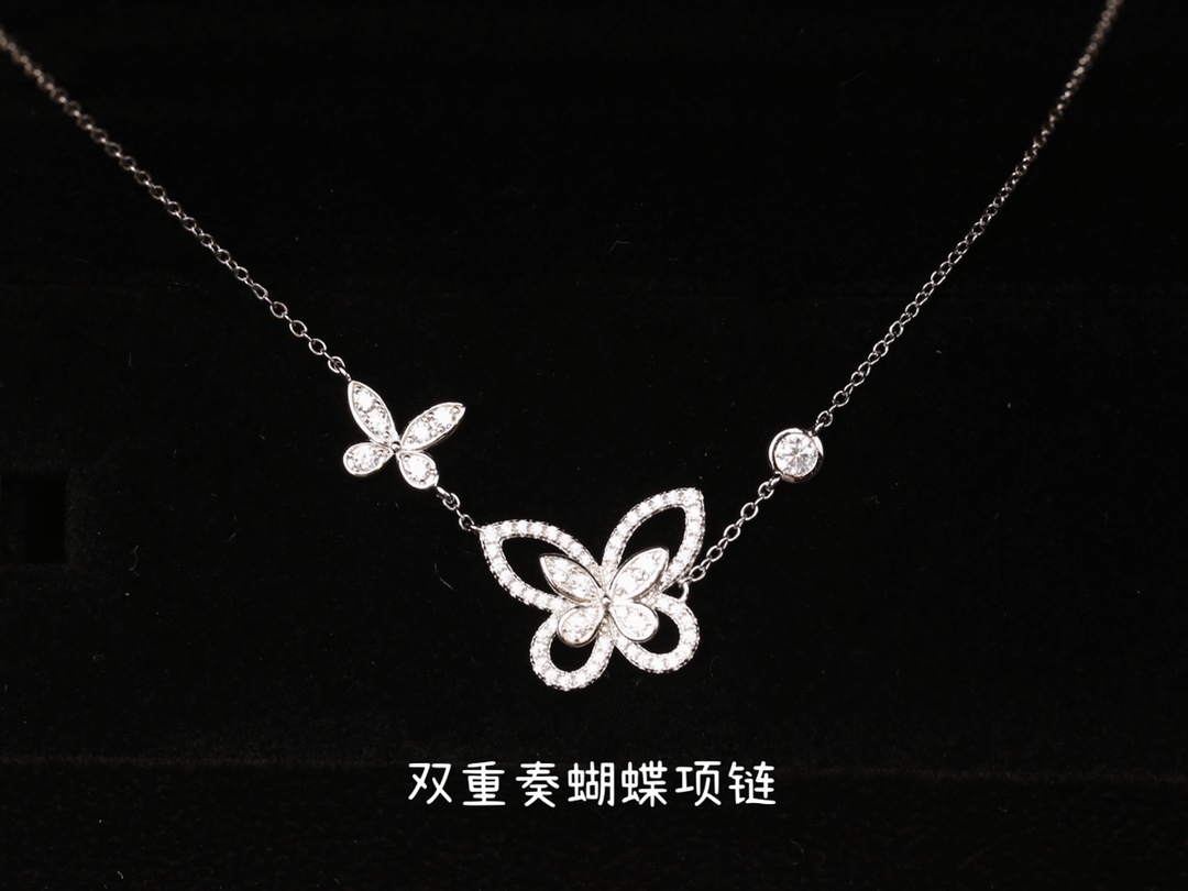 批发价💰165
⁣双重奏蝴蝶幻影项链，采用925银材质，高端仿真钻勾勒真挚的爱 💎优雅的蝴蝶幻影钻石项链描绘蝴蝶的优美轮廓，闪烁的密镶美钻勾勒出翅膀的线条。密镶美钻交织出中央的第二只蝴蝶🦋
两层巧手镶钻，令首饰倍添立体。
蝴蝶在格拉夫历史上一直扮演举足轻重的角色，并为设计师带来无数启迪。
蝴蝶幻影系列带来缀以经典格拉夫蝴蝶图案的最新设计。