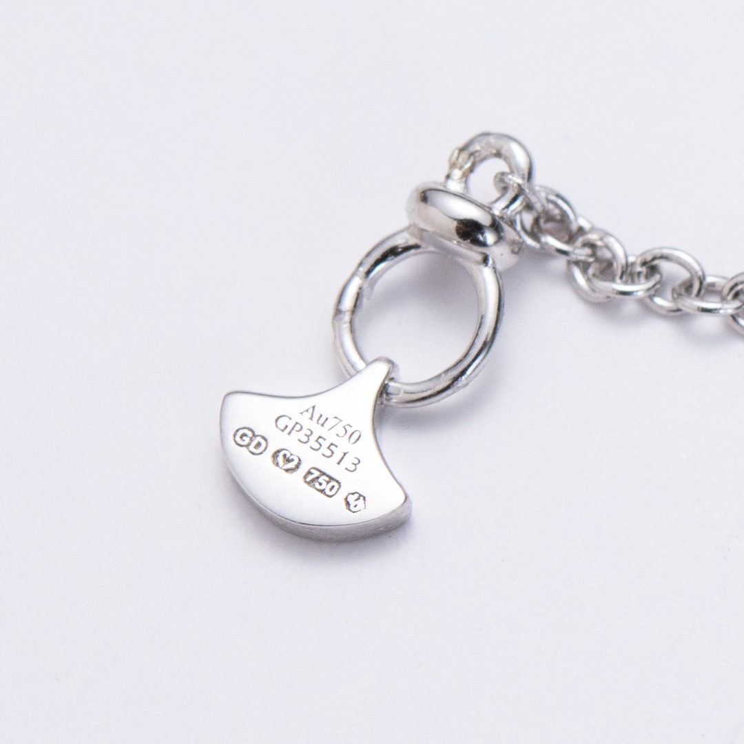 批发价💰165
⁣双重奏蝴蝶幻影项链，采用925银材质，高端仿真钻勾勒真挚的爱 💎优雅的蝴蝶幻影钻石项链描绘蝴蝶的优美轮廓，闪烁的密镶美钻勾勒出翅膀的线条。密镶美钻交织出中央的第二只蝴蝶🦋
两层巧手镶钻，令首饰倍添立体。
蝴蝶在格拉夫历史上一直扮演举足轻重的角色，并为设计师带来无数启迪。
蝴蝶幻影系列带来缀以经典格拉夫蝴蝶图案的最新设计。