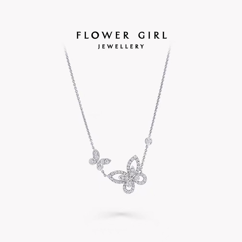 批发价💰165
⁣双重奏蝴蝶幻影项链，采用925银材质，高端仿真钻勾勒真挚的爱 💎优雅的蝴蝶幻影钻石项链描绘蝴蝶的优美轮廓，闪烁的密镶美钻勾勒出翅膀的线条。密镶美钻交织出中央的第二只蝴蝶🦋
两层巧手镶钻，令首饰倍添立体。
蝴蝶在格拉夫历史上一直扮演举足轻重的角色，并为设计师带来无数启迪。
蝴蝶幻影系列带来缀以经典格拉夫蝴蝶图案的最新设计。