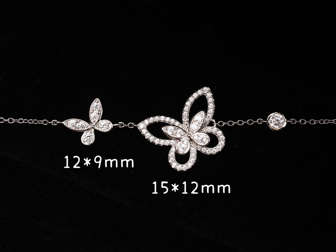 批发价💰165
⁣双重奏蝴蝶幻影项链，采用925银材质，高端仿真钻勾勒真挚的爱 💎优雅的蝴蝶幻影钻石项链描绘蝴蝶的优美轮廓，闪烁的密镶美钻勾勒出翅膀的线条。密镶美钻交织出中央的第二只蝴蝶🦋
两层巧手镶钻，令首饰倍添立体。
蝴蝶在格拉夫历史上一直扮演举足轻重的角色，并为设计师带来无数启迪。
蝴蝶幻影系列带来缀以经典格拉夫蝴蝶图案的最新设计。