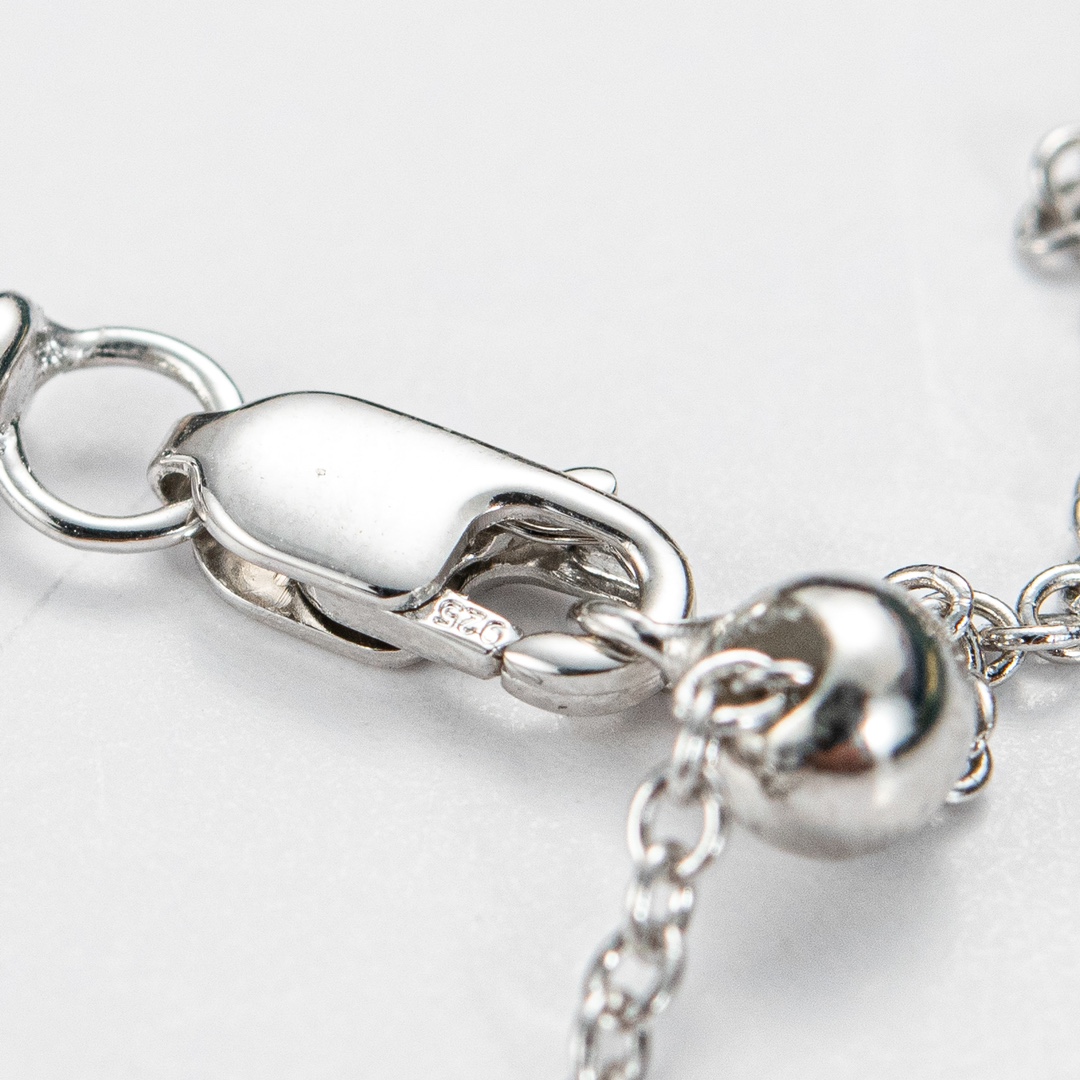 批发价💰165
⁣双重奏蝴蝶幻影项链，采用925银材质，高端仿真钻勾勒真挚的爱 💎优雅的蝴蝶幻影钻石项链描绘蝴蝶的优美轮廓，闪烁的密镶美钻勾勒出翅膀的线条。密镶美钻交织出中央的第二只蝴蝶🦋
两层巧手镶钻，令首饰倍添立体。
蝴蝶在格拉夫历史上一直扮演举足轻重的角色，并为设计师带来无数启迪。
蝴蝶幻影系列带来缀以经典格拉夫蝴蝶图案的最新设计。