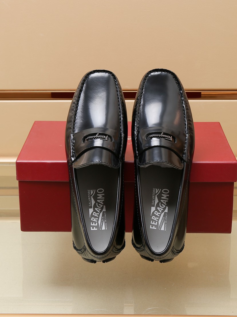 J0 🔥Ferragamo菲拉格慕 官网1比1开模，经典爆款豆豆鞋，欧美大师设计简洁高档大气，专柜品质值得信赖，面料采用开边珠牛皮➕牛皮内里做工精细，原板大底🙏上脚舒适百搭，潮男专属定制，驾车系列之首。