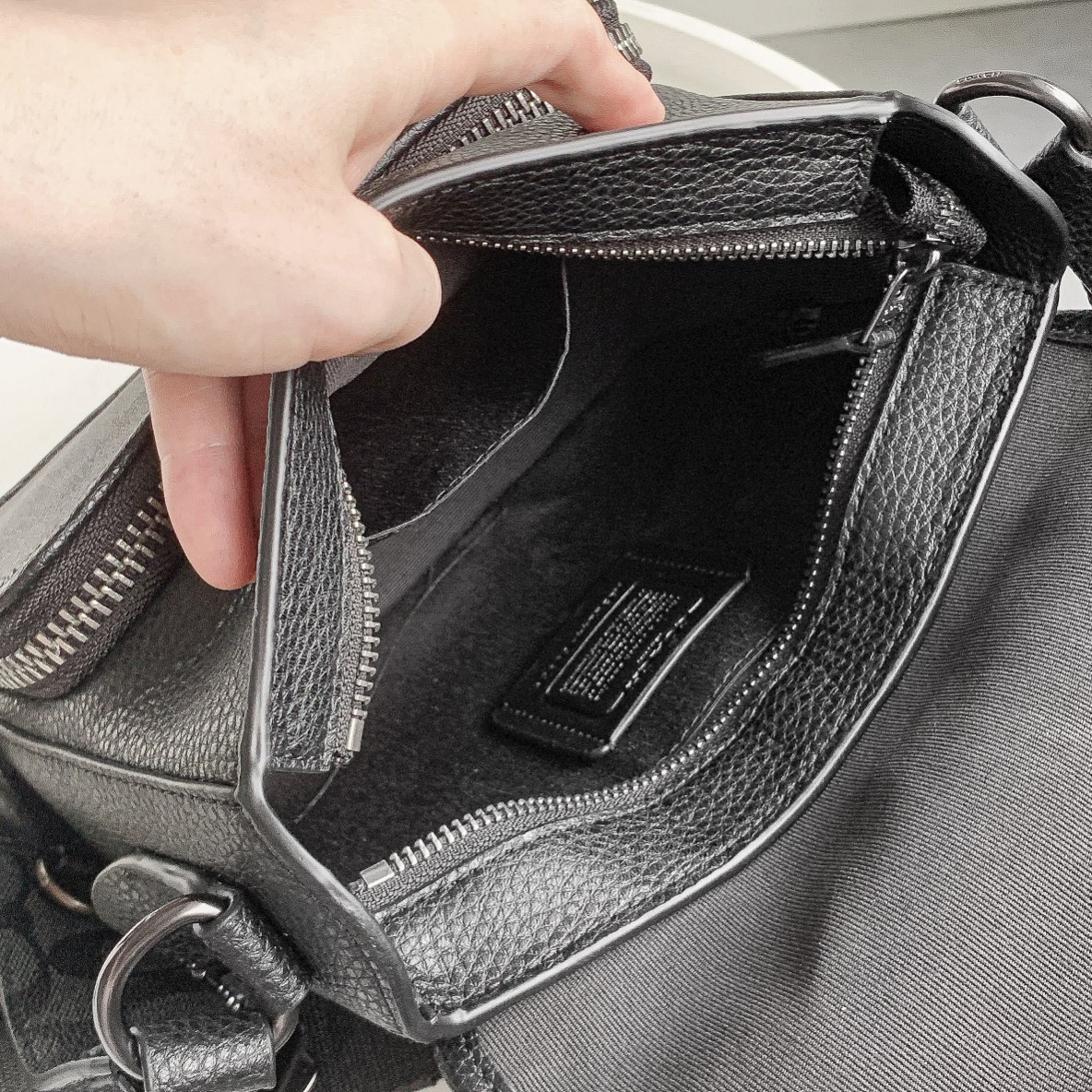Coach C家C9870 男士单肩斜跨包休闲百搭拉链邮差包相机包 帆布，涂层搭配头层牛皮 尺寸22.20.6