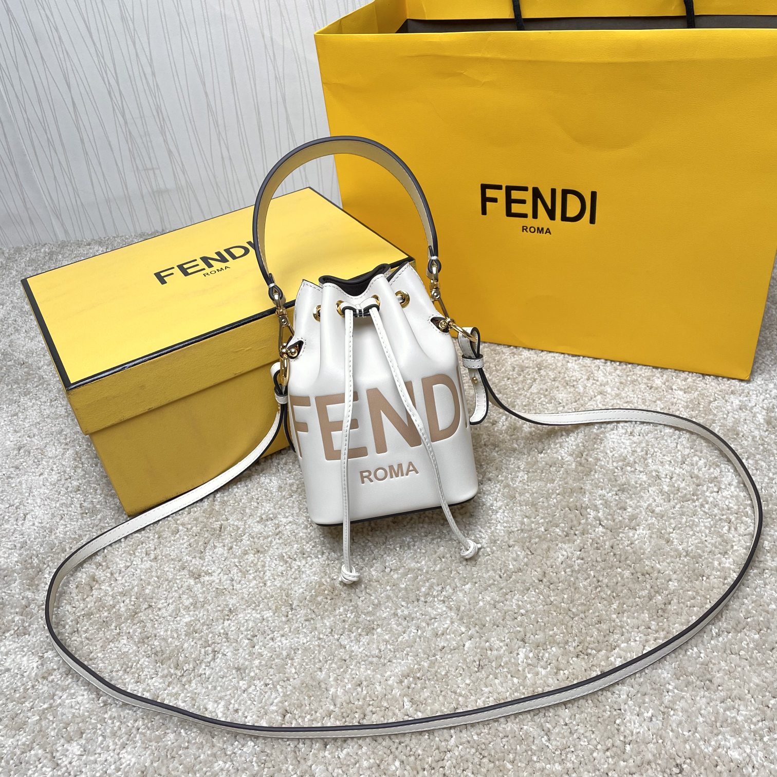 Fendi 名称：Mon Tresor小号水桶包