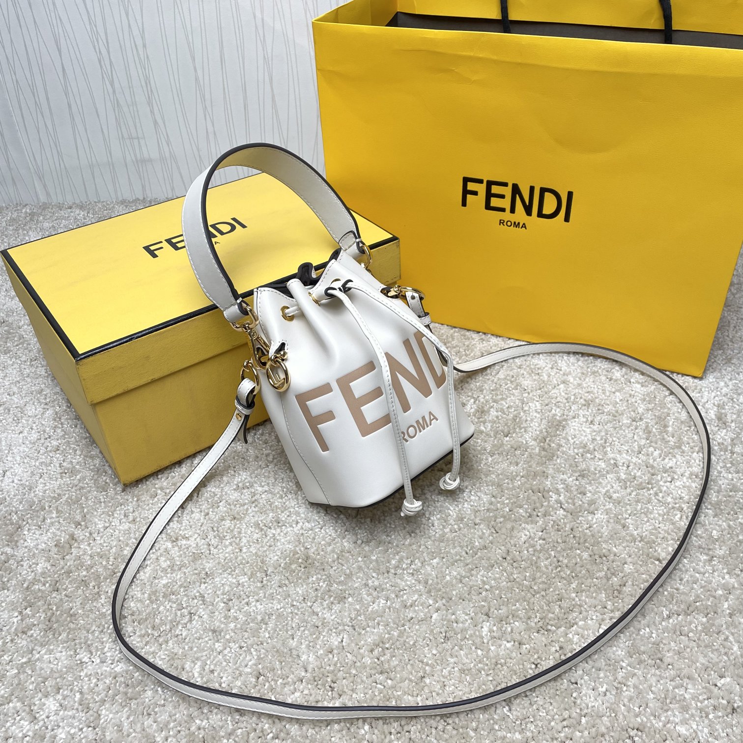 Fendi 名称：Mon Tresor小号水桶包