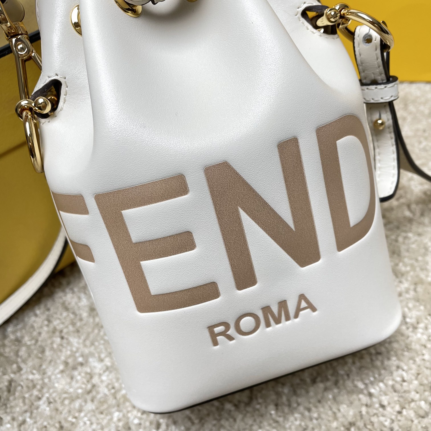 Fendi 名称：Mon Tresor小号水桶包