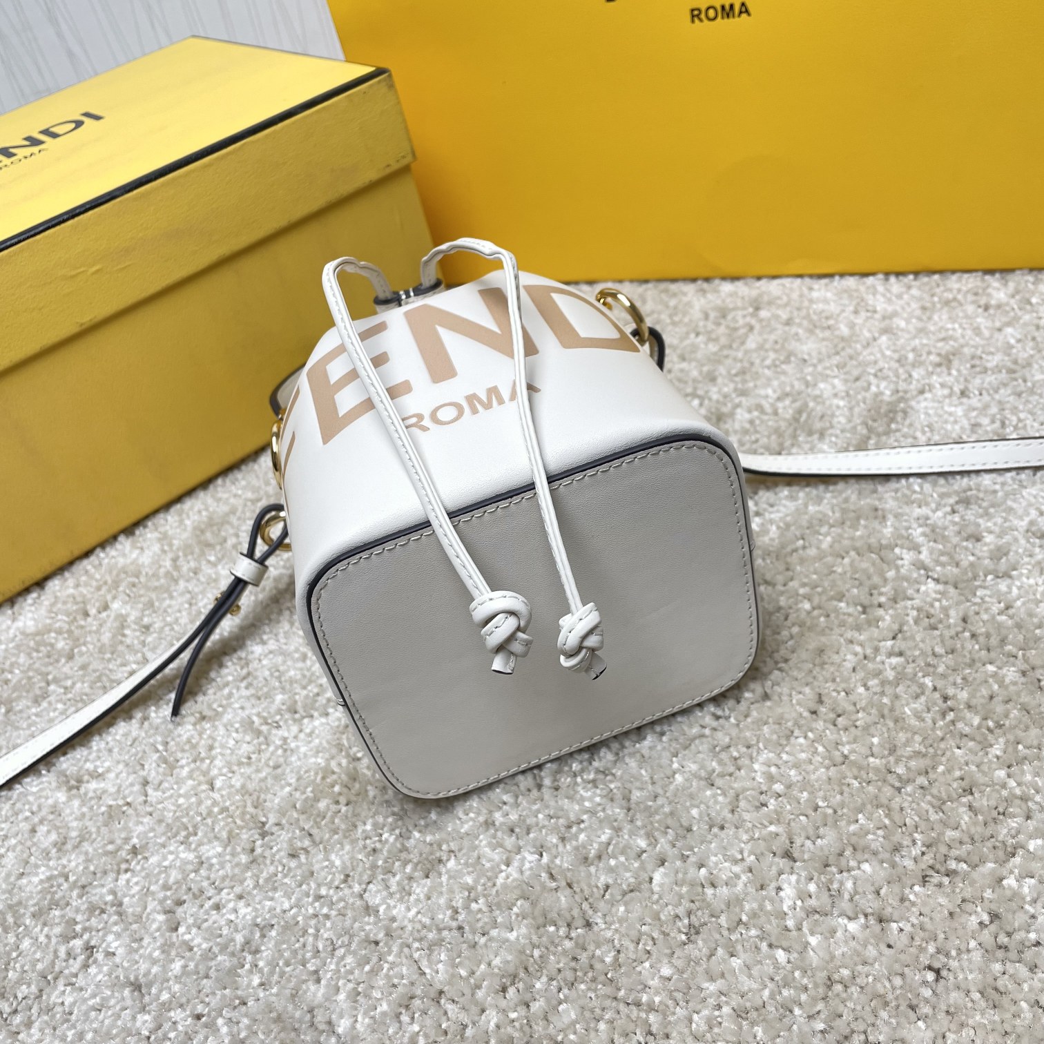 Fendi 名称：Mon Tresor小号水桶包