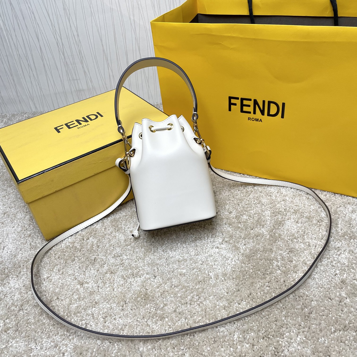 Fendi 名称：Mon Tresor小号水桶包