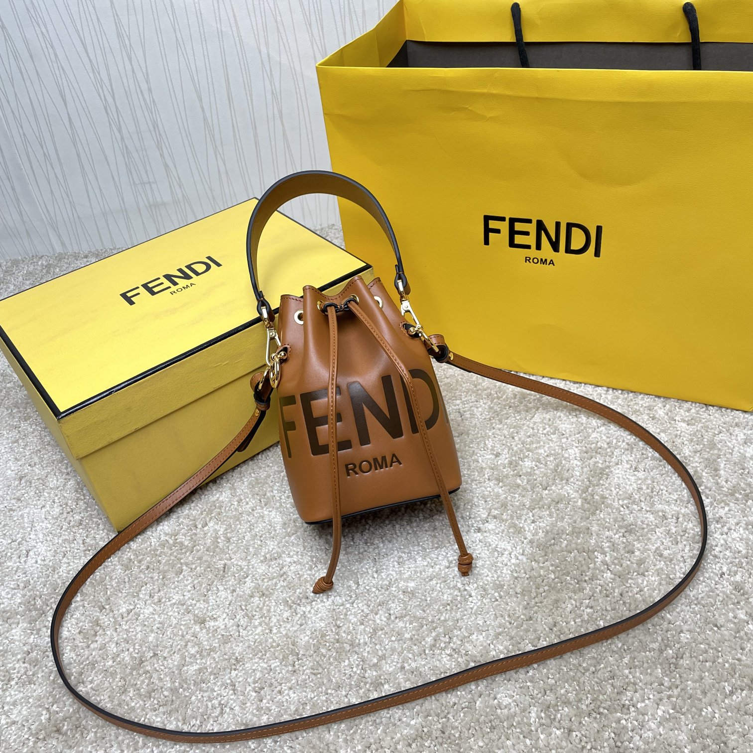 Fendi 名称：Mon Tresor小号水桶包