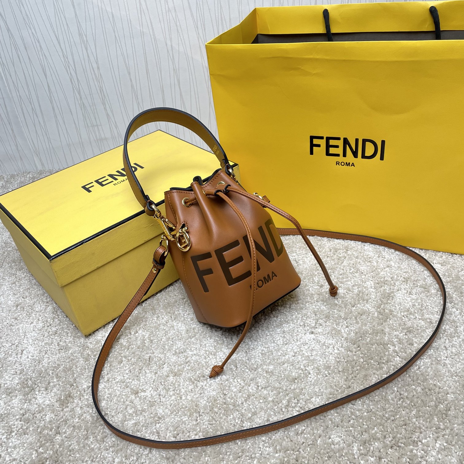 Fendi 名称：Mon Tresor小号水桶包