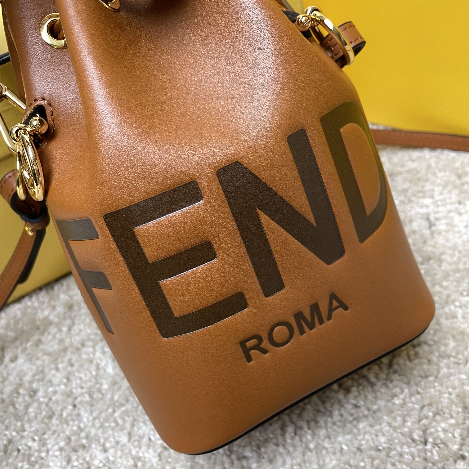 Fendi 名称：Mon Tresor小号水桶包