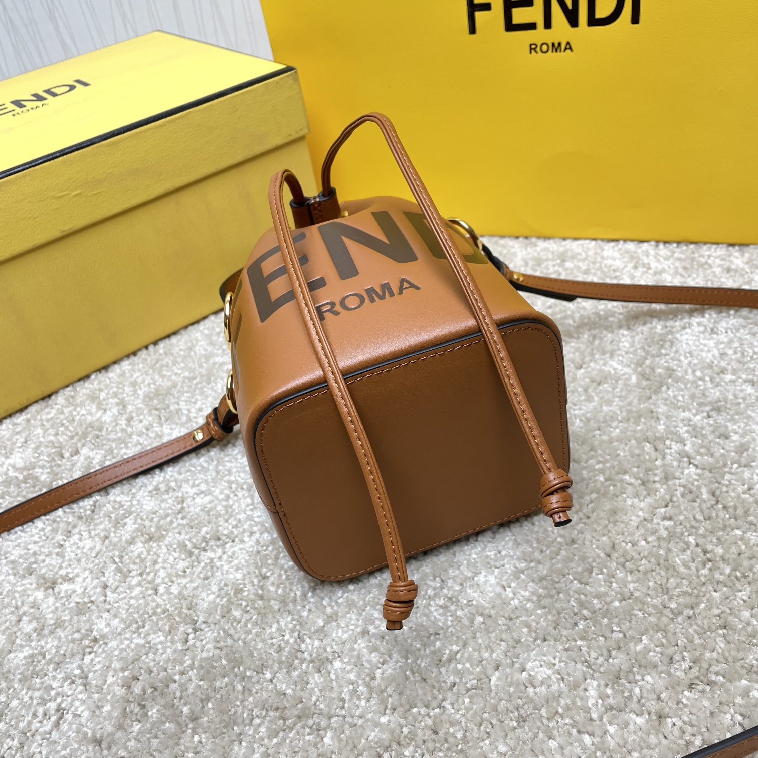 Fendi 名称：Mon Tresor小号水桶包