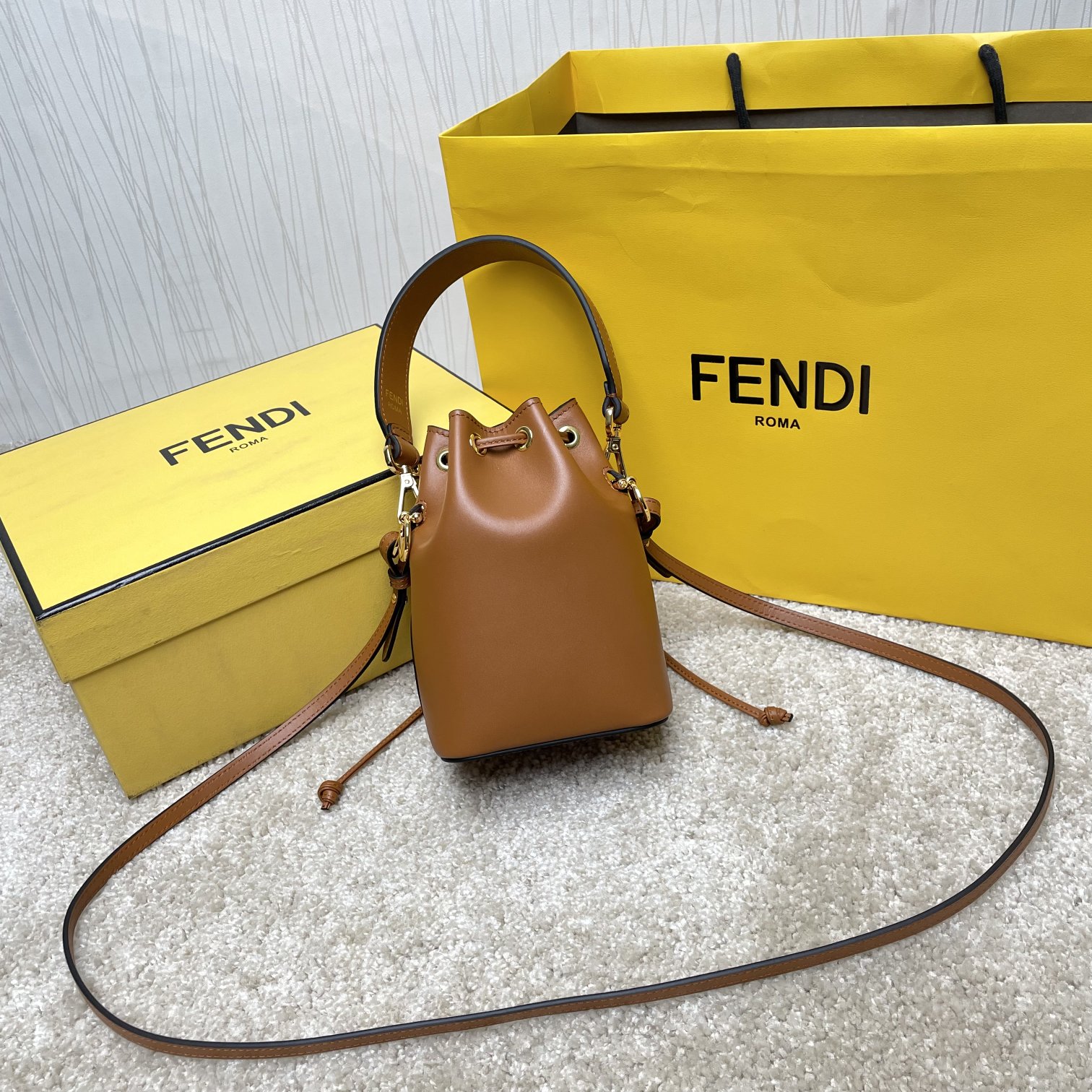 Fendi 名称：Mon Tresor小号水桶包