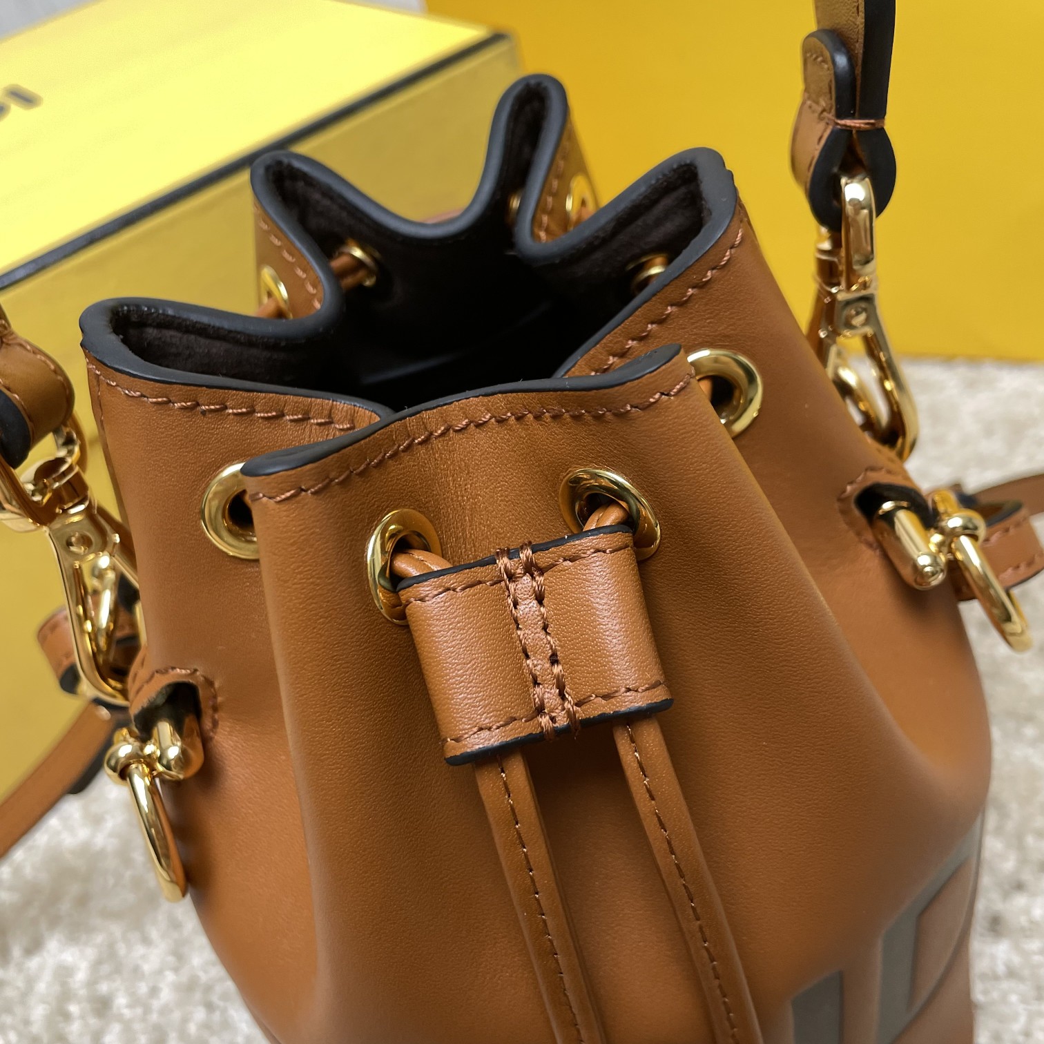 Fendi 名称：Mon Tresor小号水桶包