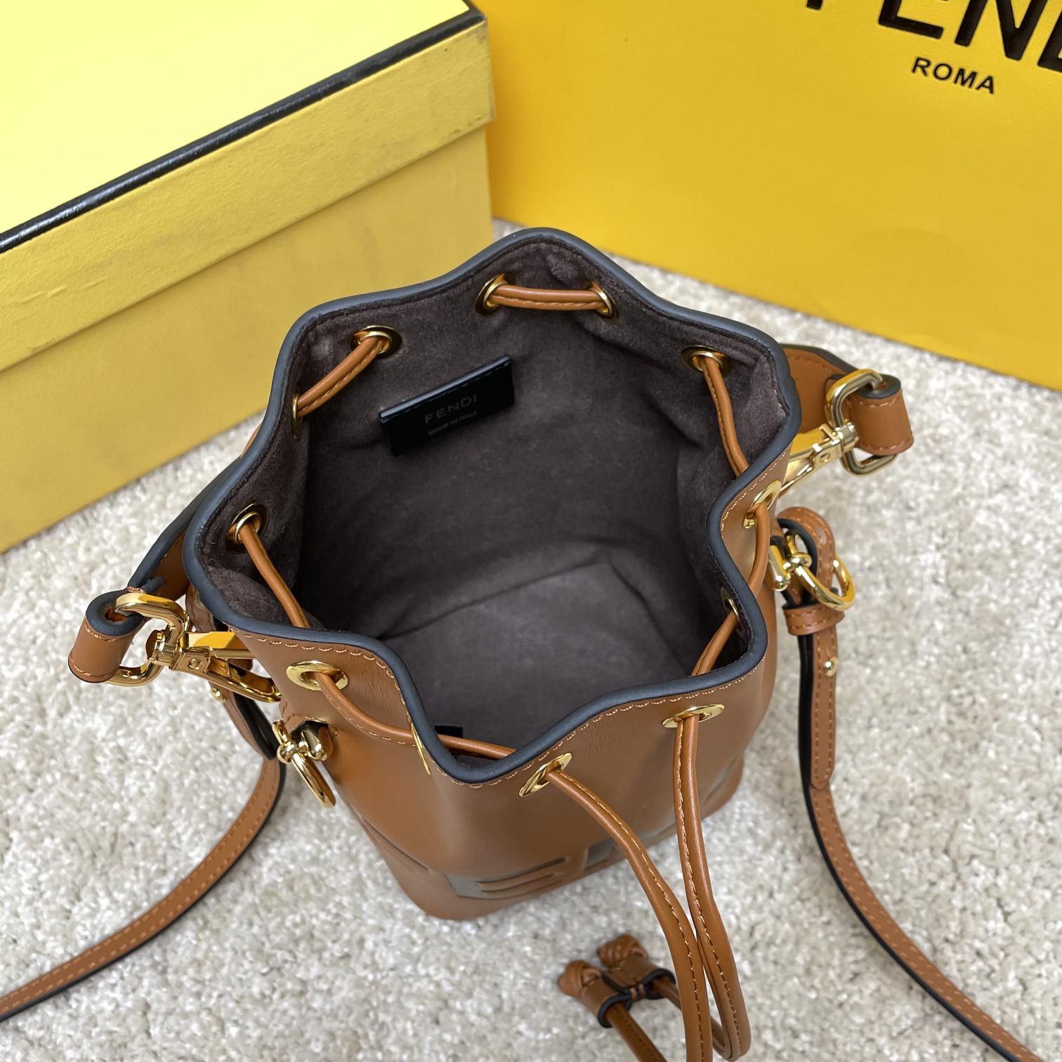 Fendi 名称：Mon Tresor小号水桶包