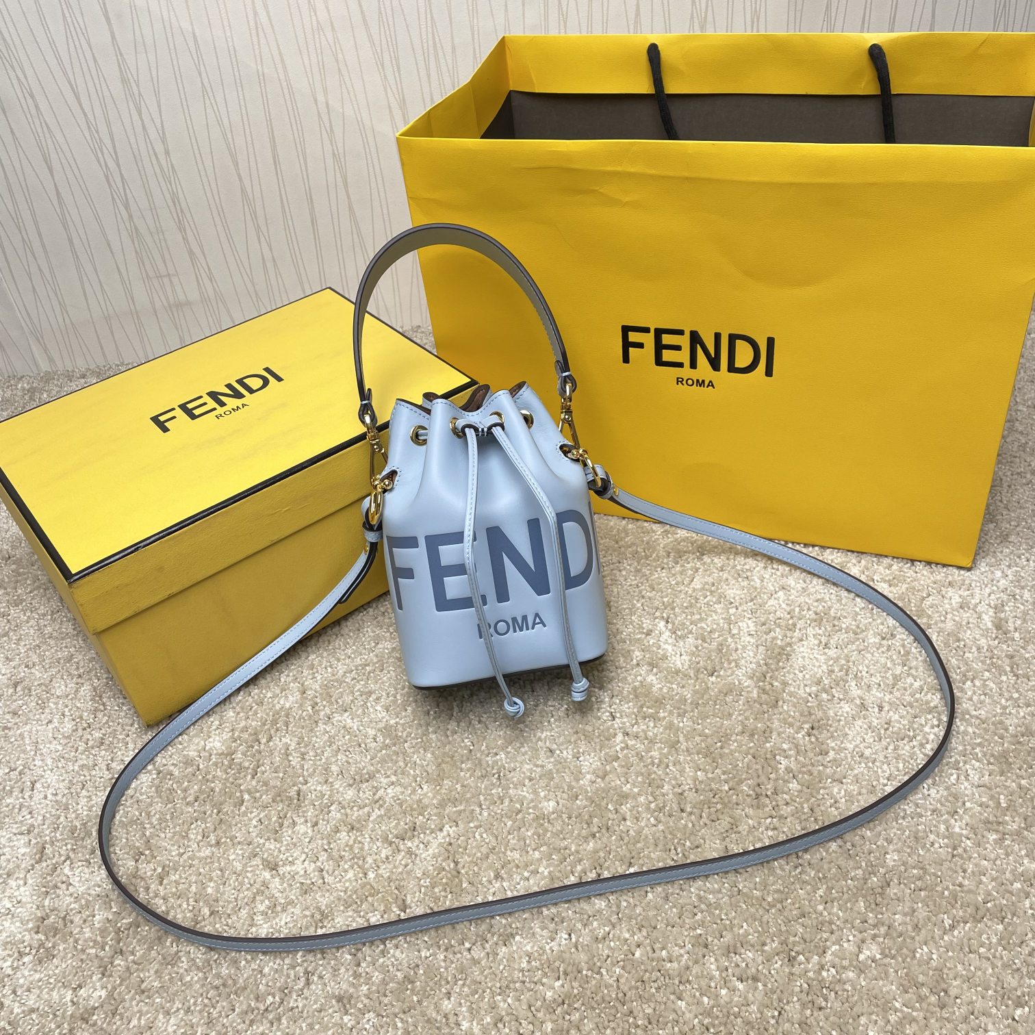 Fendi 名称：Mon Tresor小号水桶包