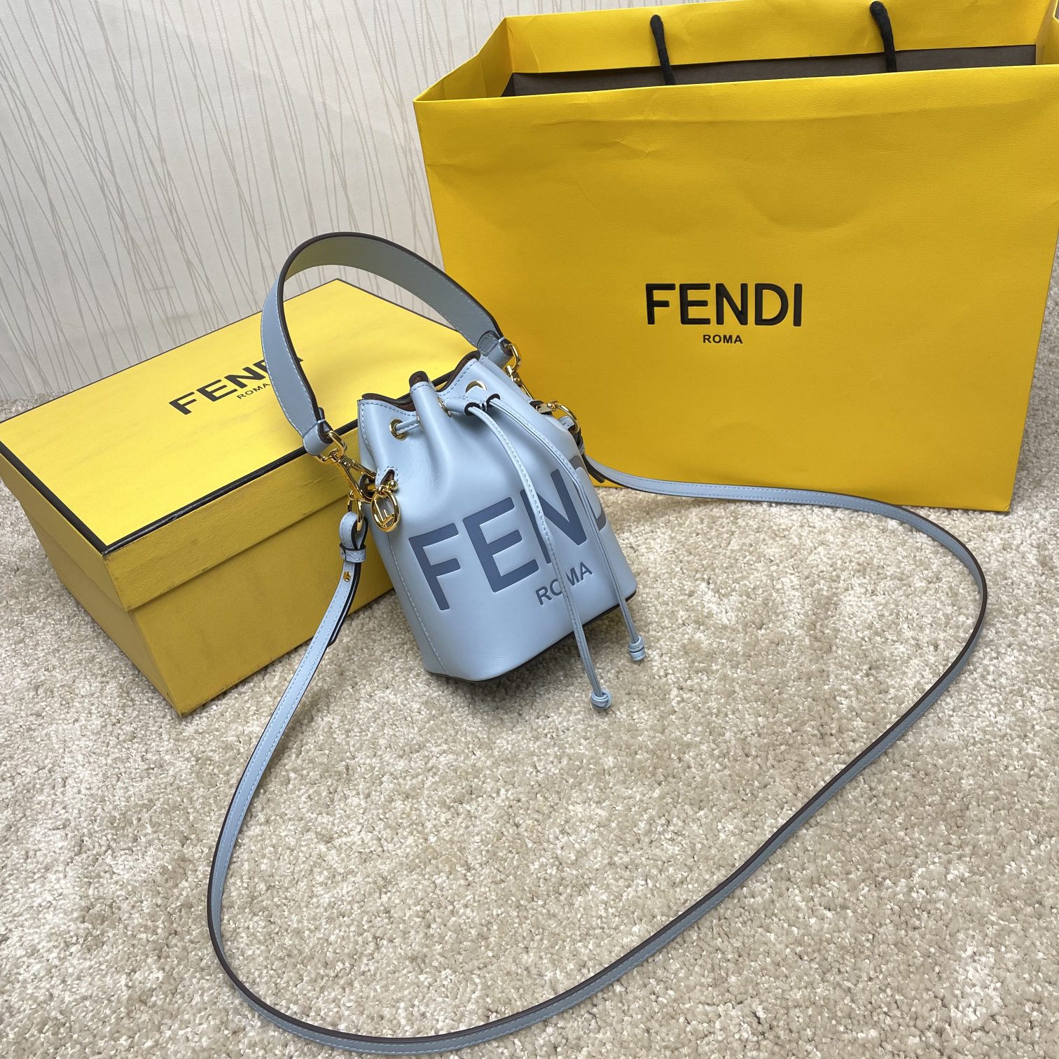 Fendi 名称：Mon Tresor小号水桶包