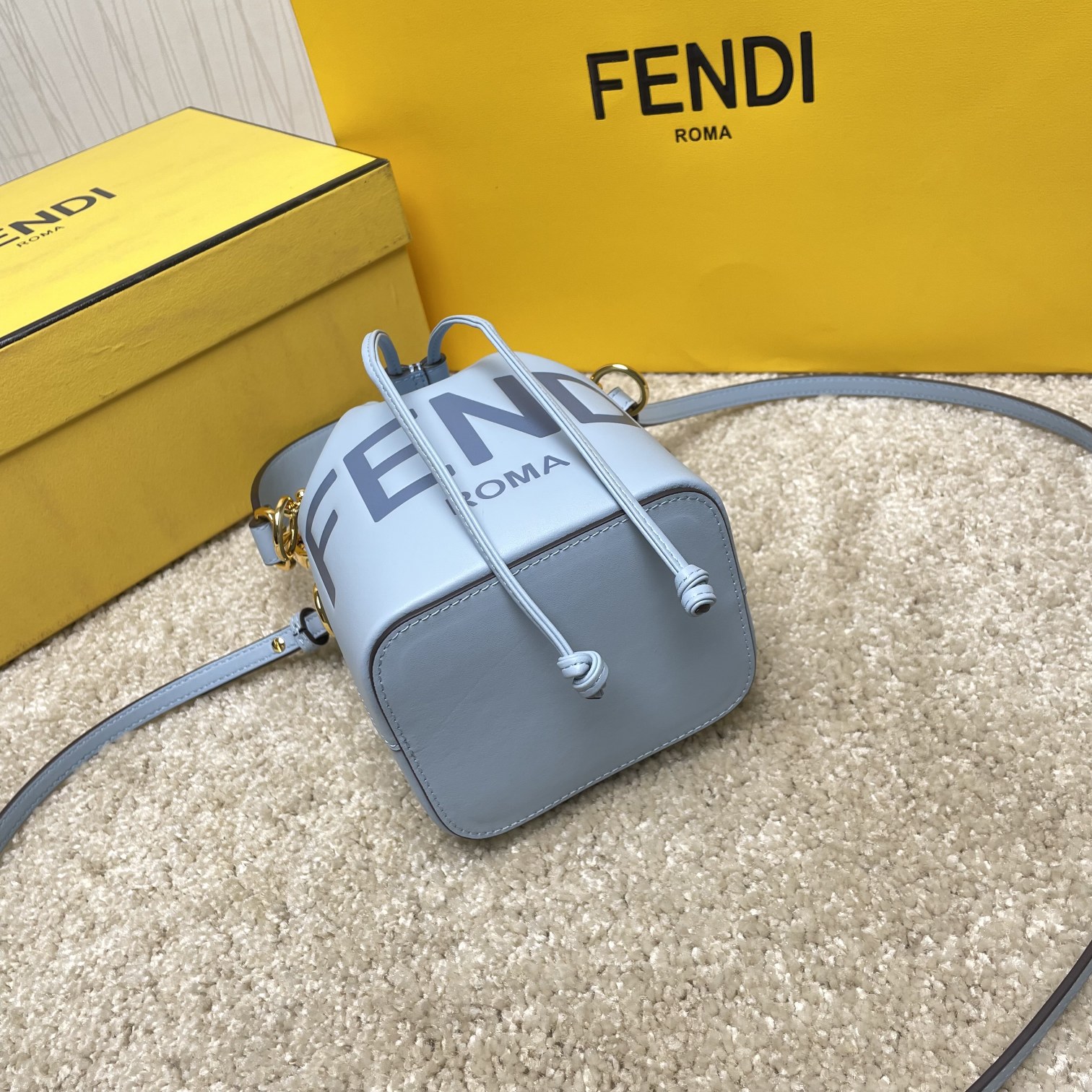 Fendi 名称：Mon Tresor小号水桶包