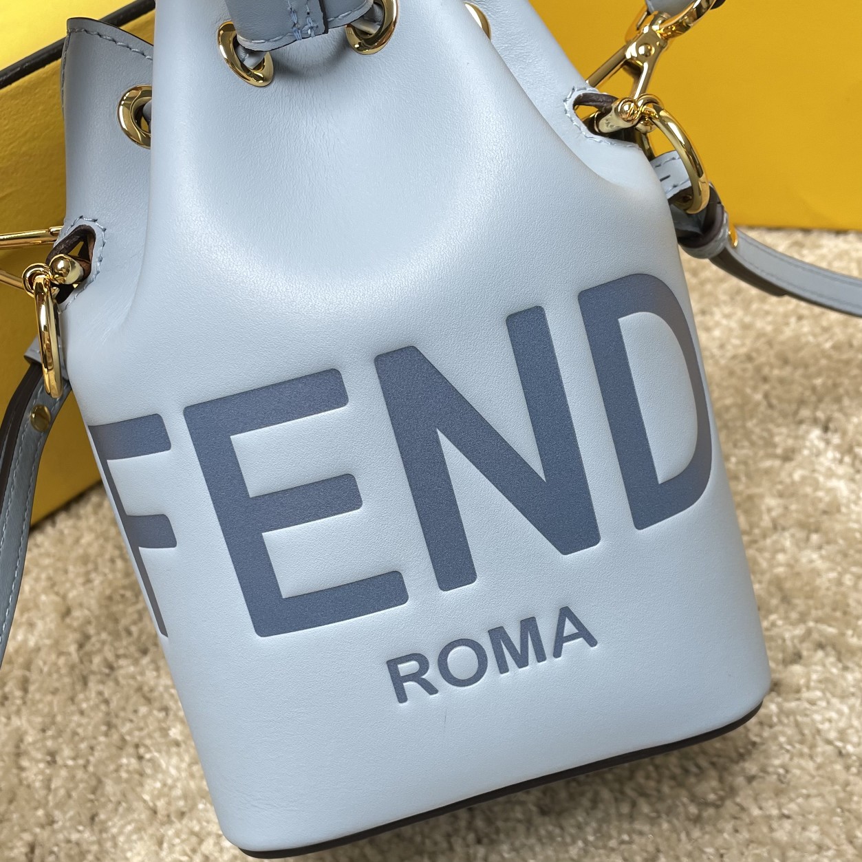 Fendi 名称：Mon Tresor小号水桶包