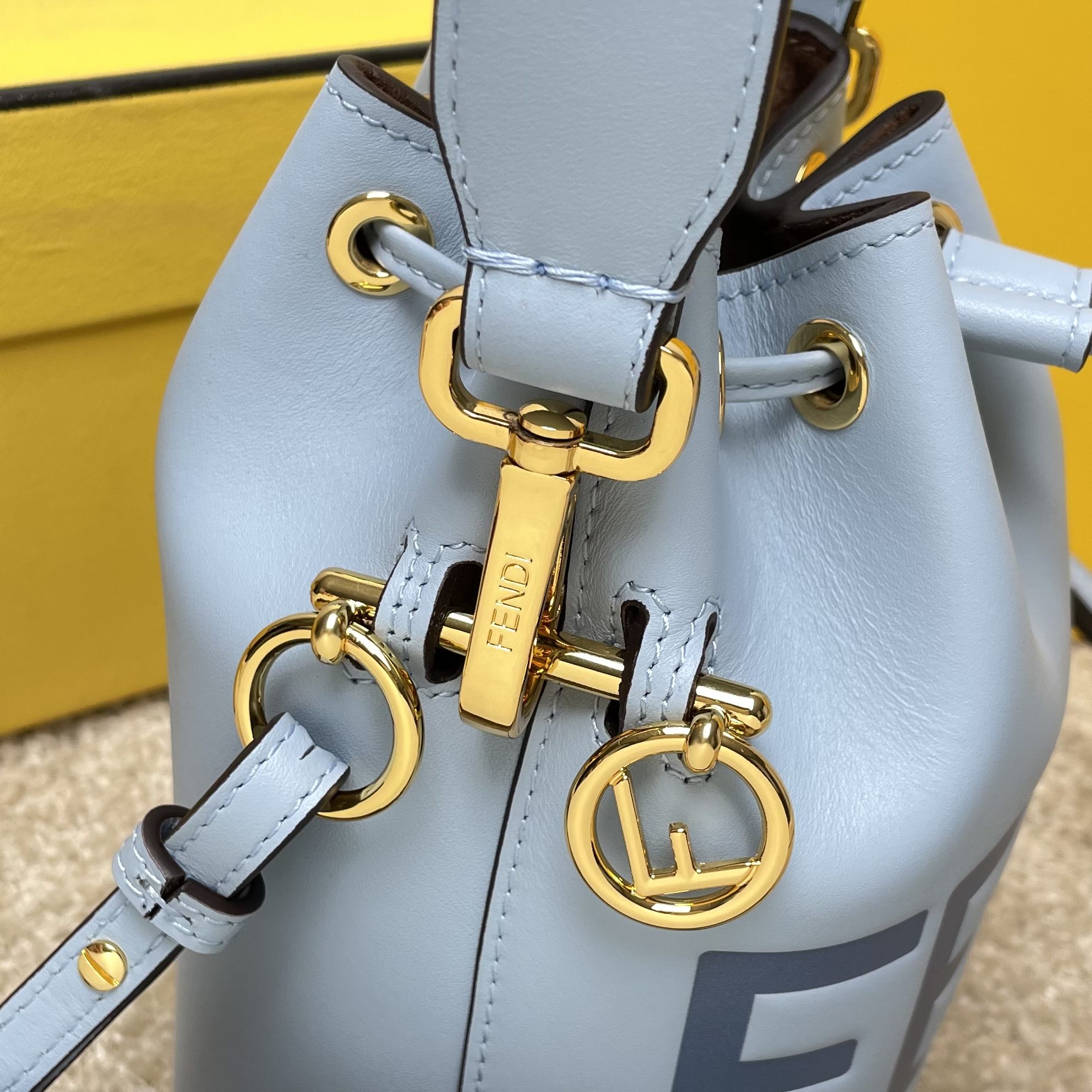 Fendi 名称：Mon Tresor小号水桶包