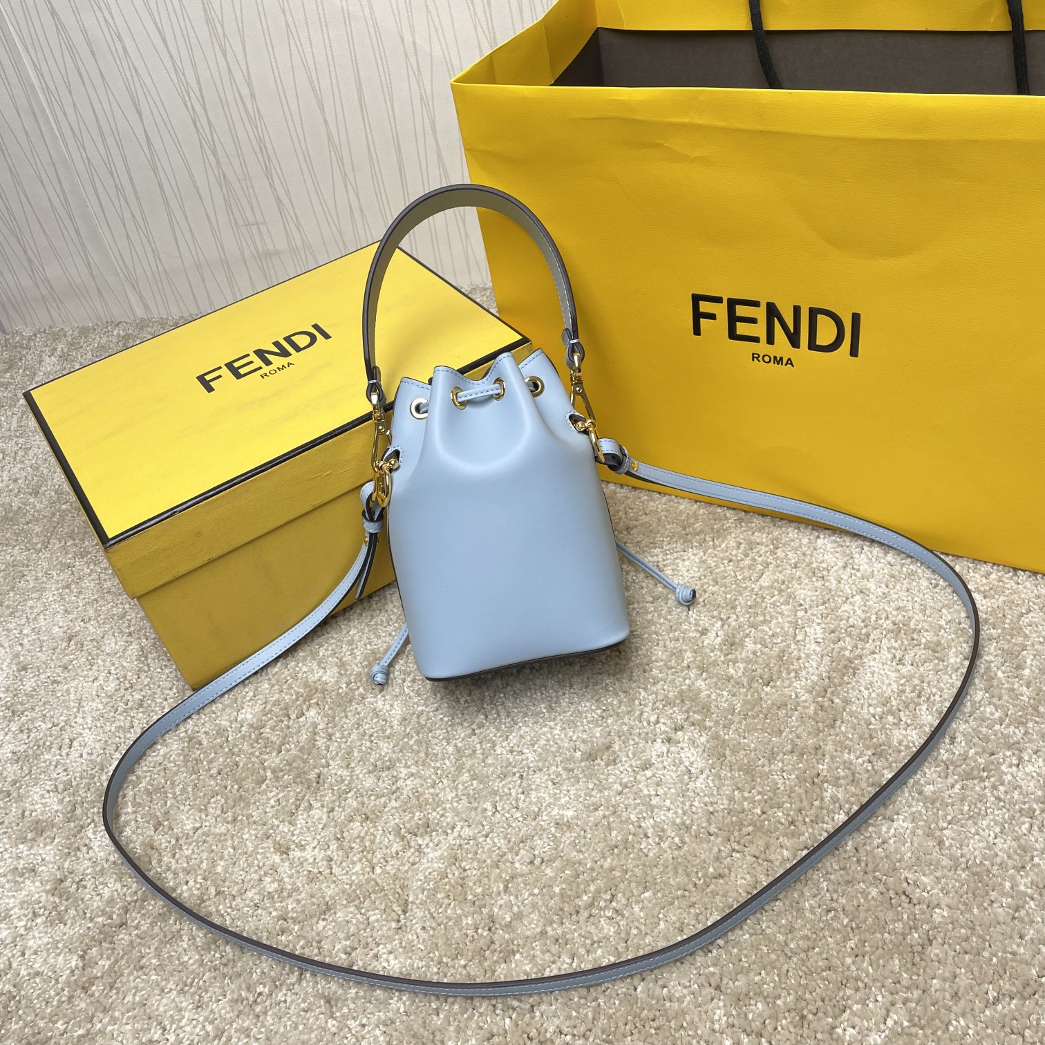 Fendi 名称：Mon Tresor小号水桶包