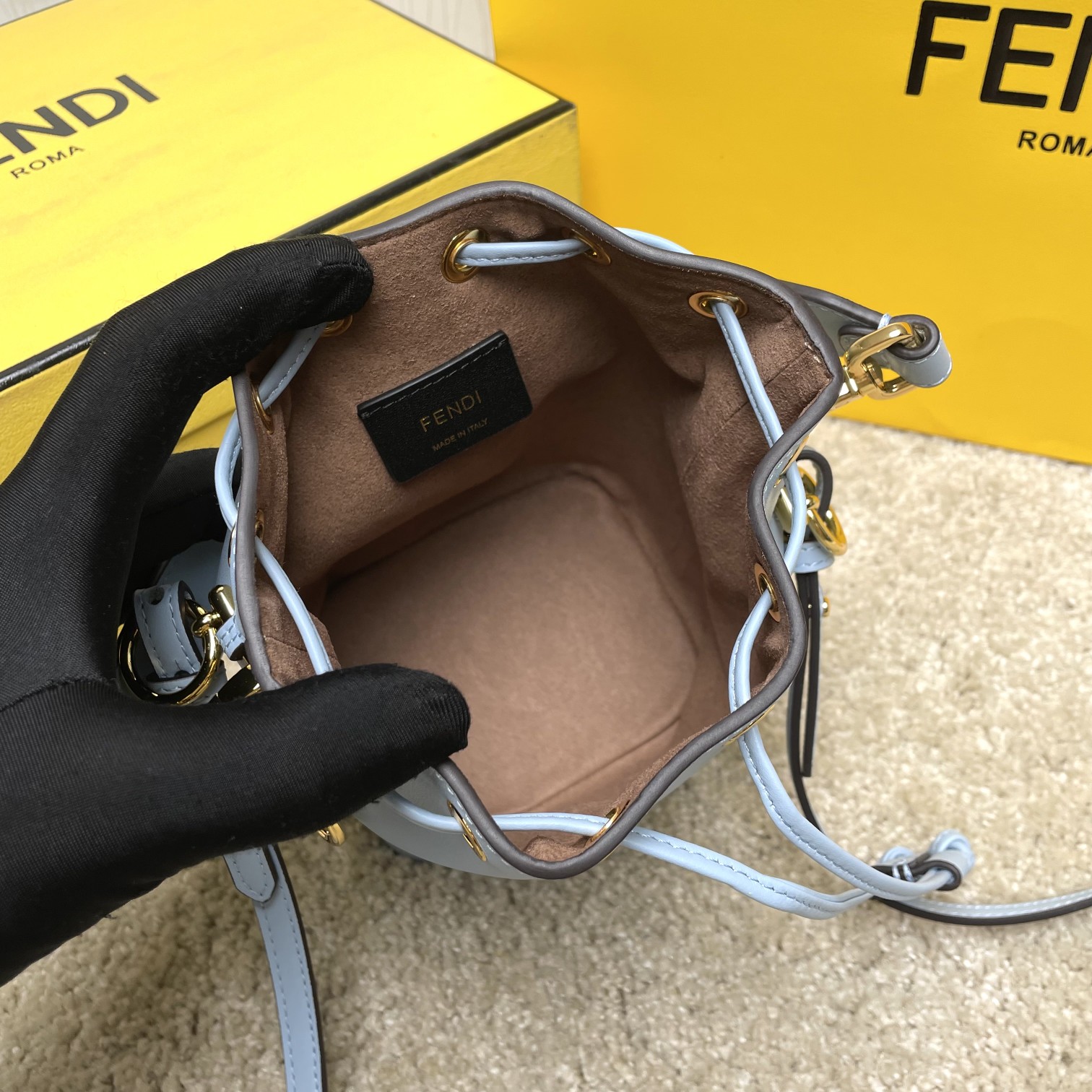 Fendi 名称：Mon Tresor小号水桶包