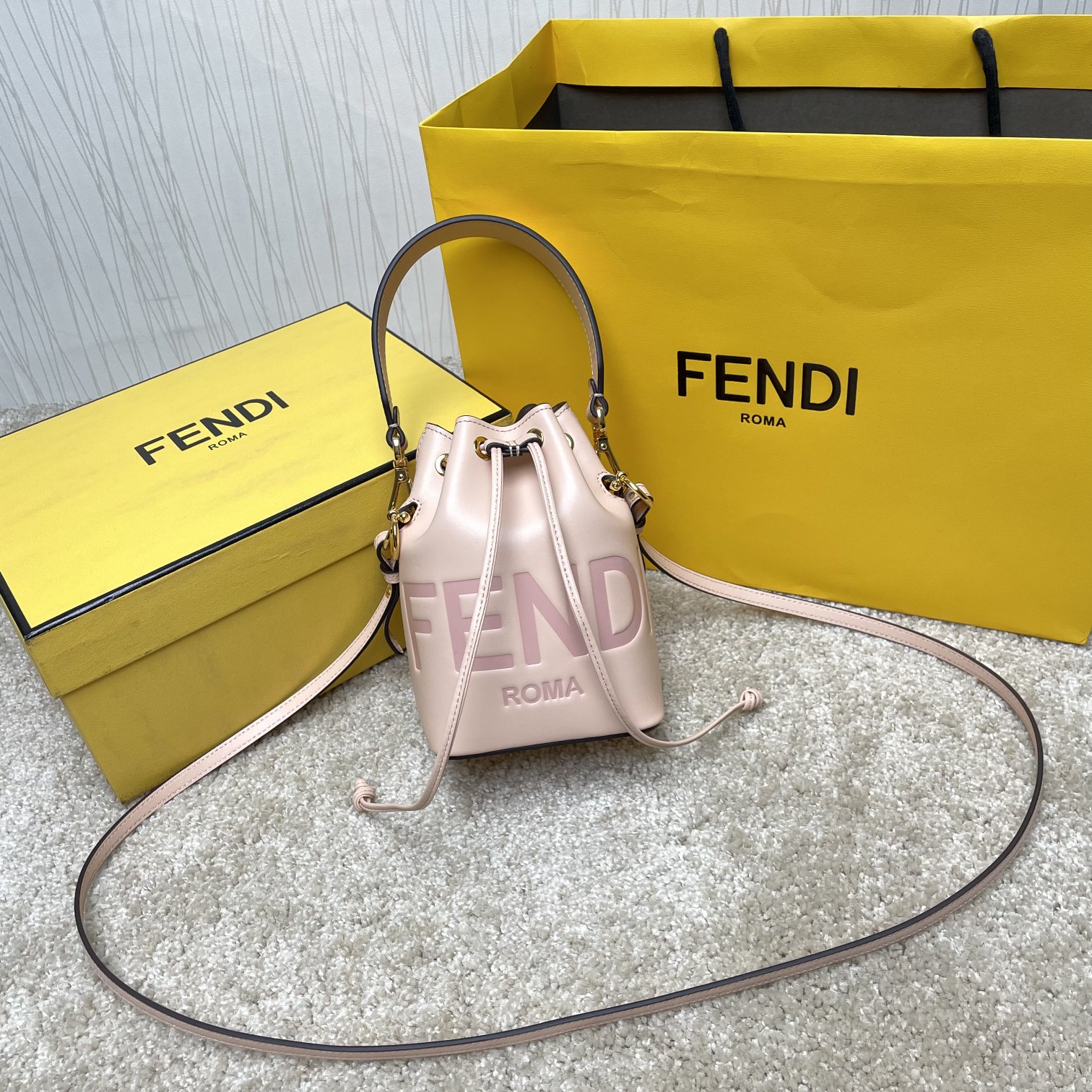 Fendi 名称：Mon Tresor小号水桶包