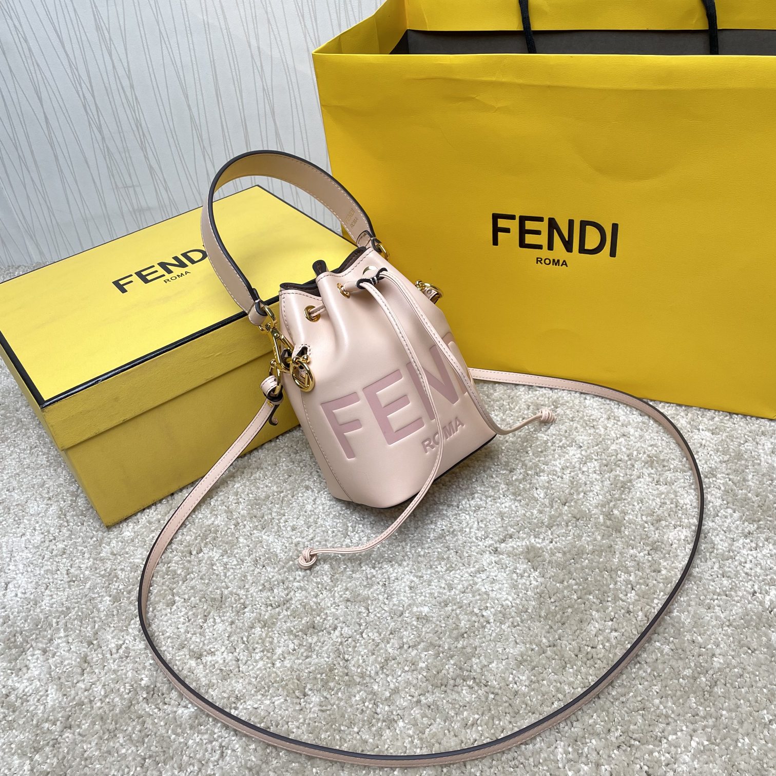 Fendi 名称：Mon Tresor小号水桶包