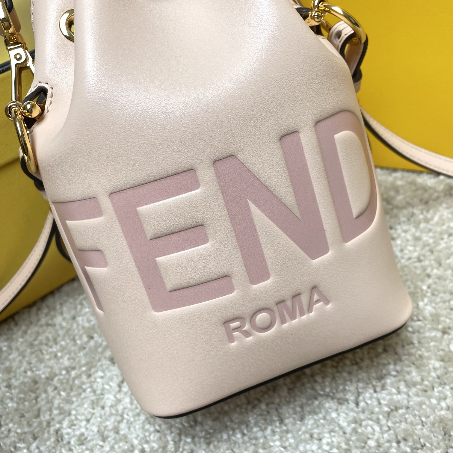 Fendi 名称：Mon Tresor小号水桶包