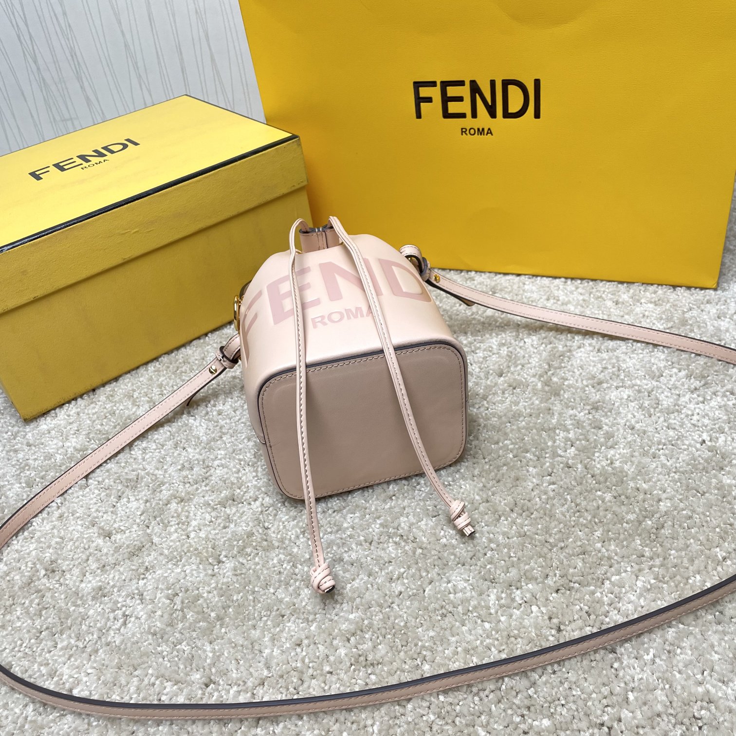 Fendi 名称：Mon Tresor小号水桶包