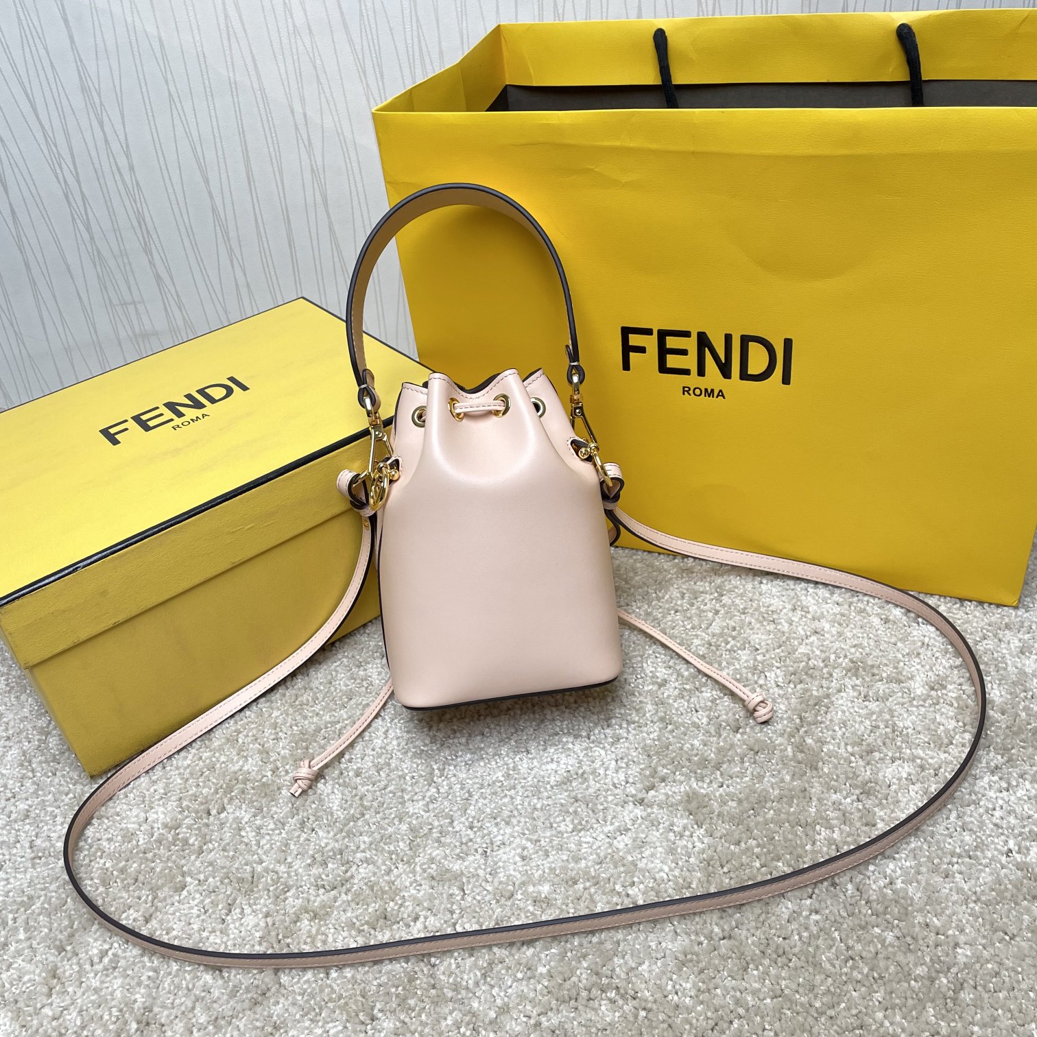 Fendi 名称：Mon Tresor小号水桶包