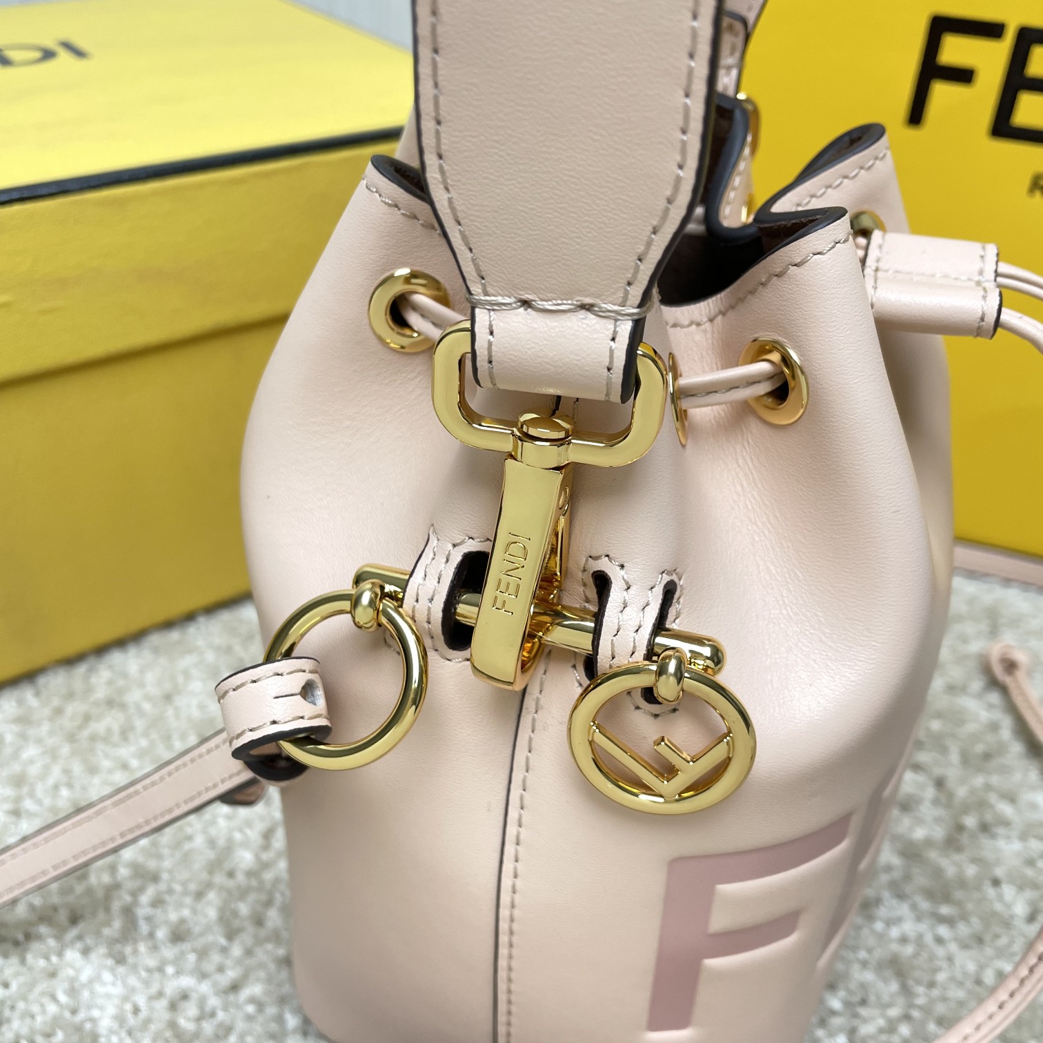 Fendi 名称：Mon Tresor小号水桶包