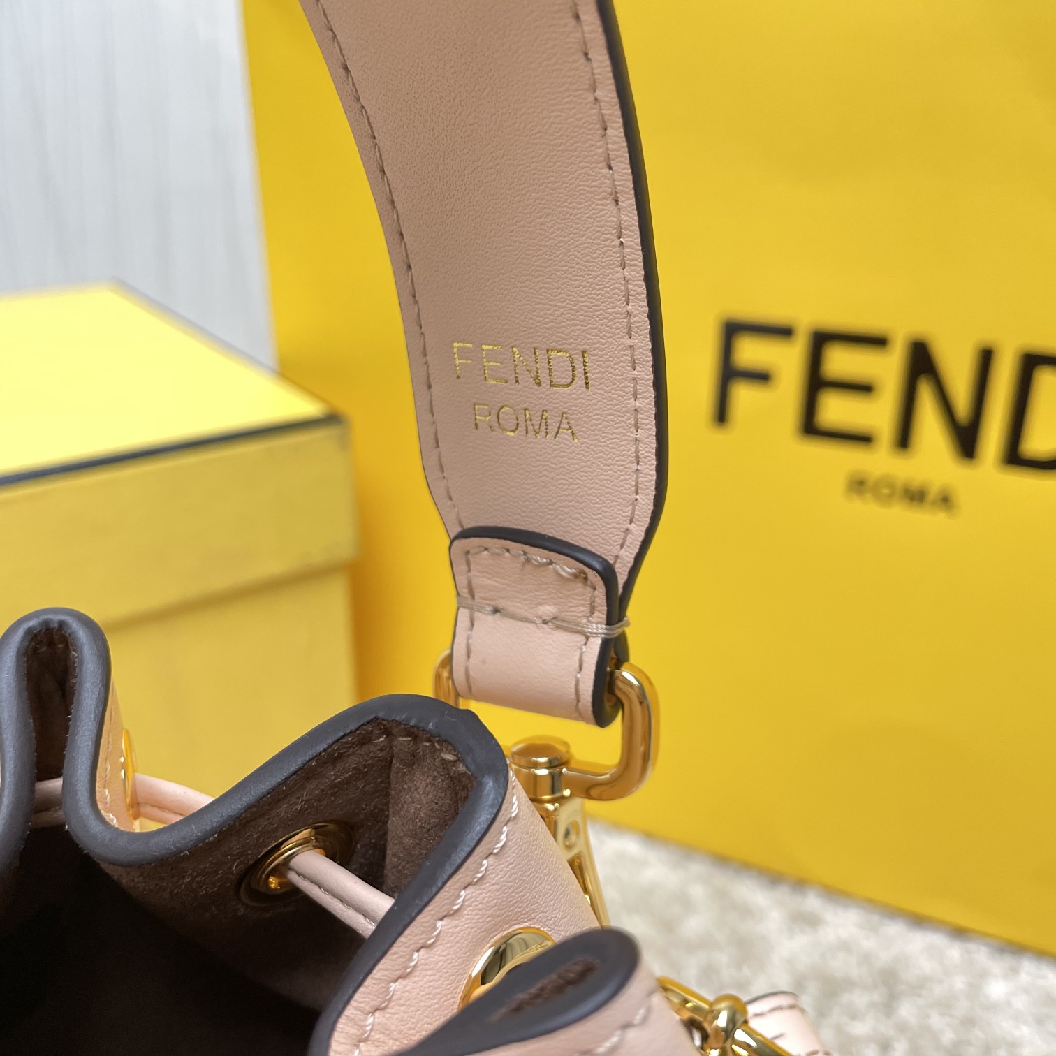 Fendi 名称：Mon Tresor小号水桶包
