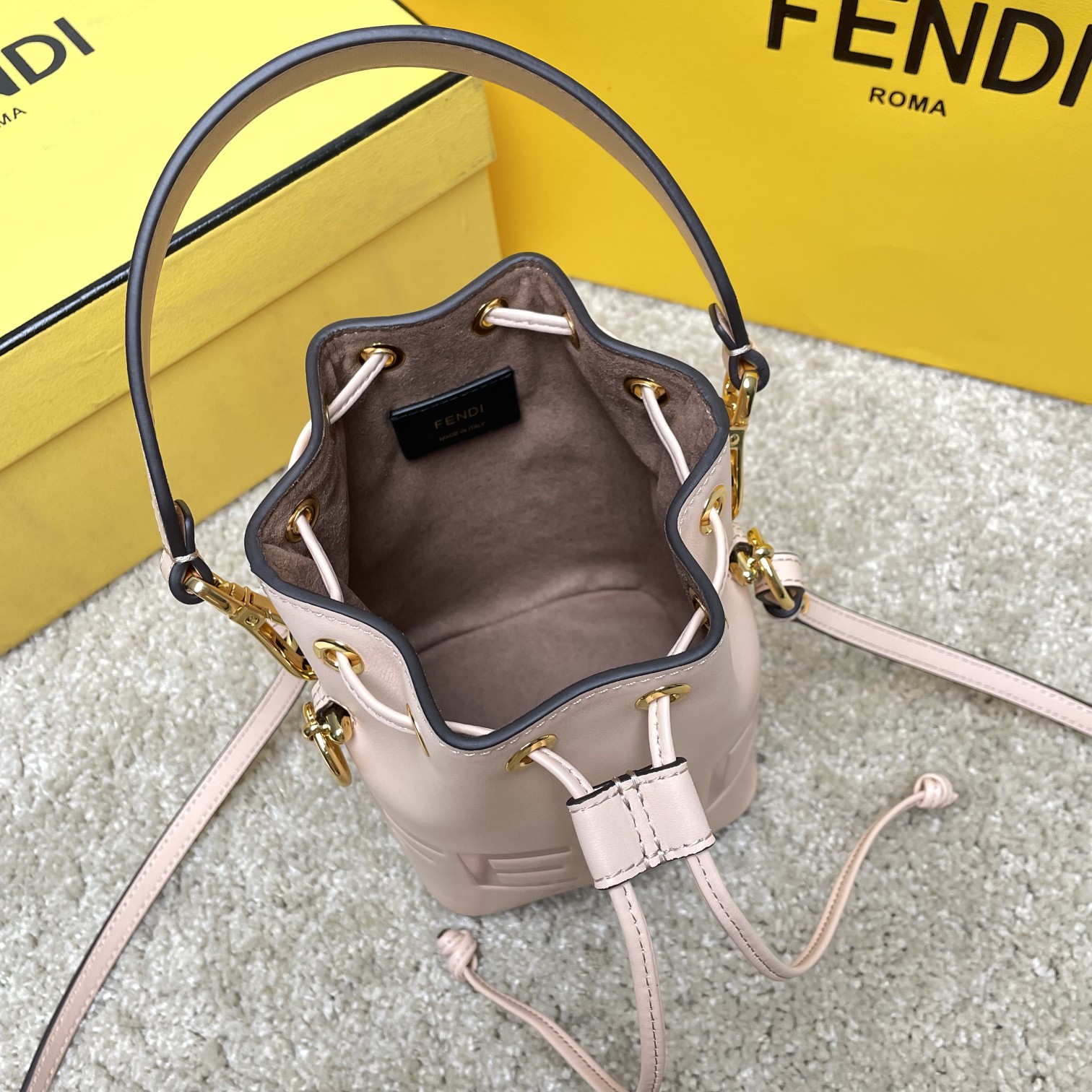 Fendi 名称：Mon Tresor小号水桶包